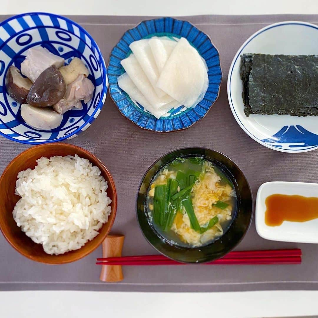 中野明海さんのインスタグラム写真 - (中野明海Instagram)「今日の ちょっと可愛い✨✨ と、ちょっと美味しい✨✨✨✨✨✨✨🤤  アイビーの小さな鉢植えの土を落として水生栽培に。  相変わらずの @kaybojesen_denmark  @kaybojesen  lovebird。  そして 早く起きちゃった日曜日の 1人朝ごはんの記憶。 撮影現場では食べれない 食べたいものだけ☺️  ご飯は 龍の瞳　粒が大きくみずみずしくて甘い新米。 @rice.press で👍🏻  プランターの九条ネギと かき卵のお味噌汁 #美しい人はたべる！  海老芋とやはりプランターで収穫した里芋と鶏肉炊いたん。 と ほぼ日 @hobonichi1101 の 海大臣という海苔。 #海大臣  海苔好きとしては、多分最上級に入る、ちゃんと味のある焼き海苔💕  聖護院蕪をスライサーで薄切りにして作った ほとんど甘くない塩がきいた千枚漬け 自分の好きな味w  ✨✨✨✨✨✨✨✨  穏やかな1週間であります様に🙏🏻✨  今日もお疲れ様✨✨✨  #海大臣を食べるために米を炊くw」11月15日 16時44分 - akeminakano__official