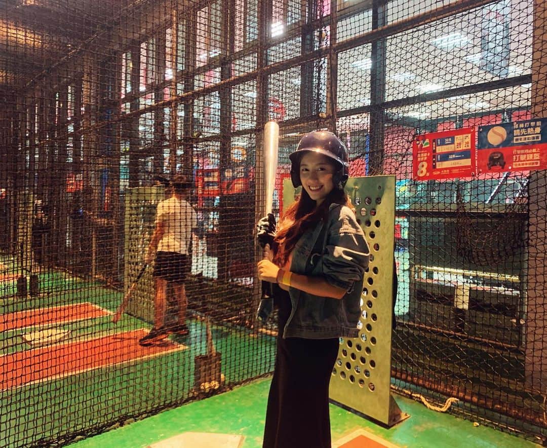 辜莞允（Nono Ku）のインスタグラム：「半夜沒事跑去揮！好好玩！ 110的也打得到喔٩(˃̶͈̀௰˂̶͈́)و 只是頂多打到牆上⋯我也好想飛出去啦！！ #投球的話就真的一球都沒中 #ㄎㄧㄤ的聲音好療癒」