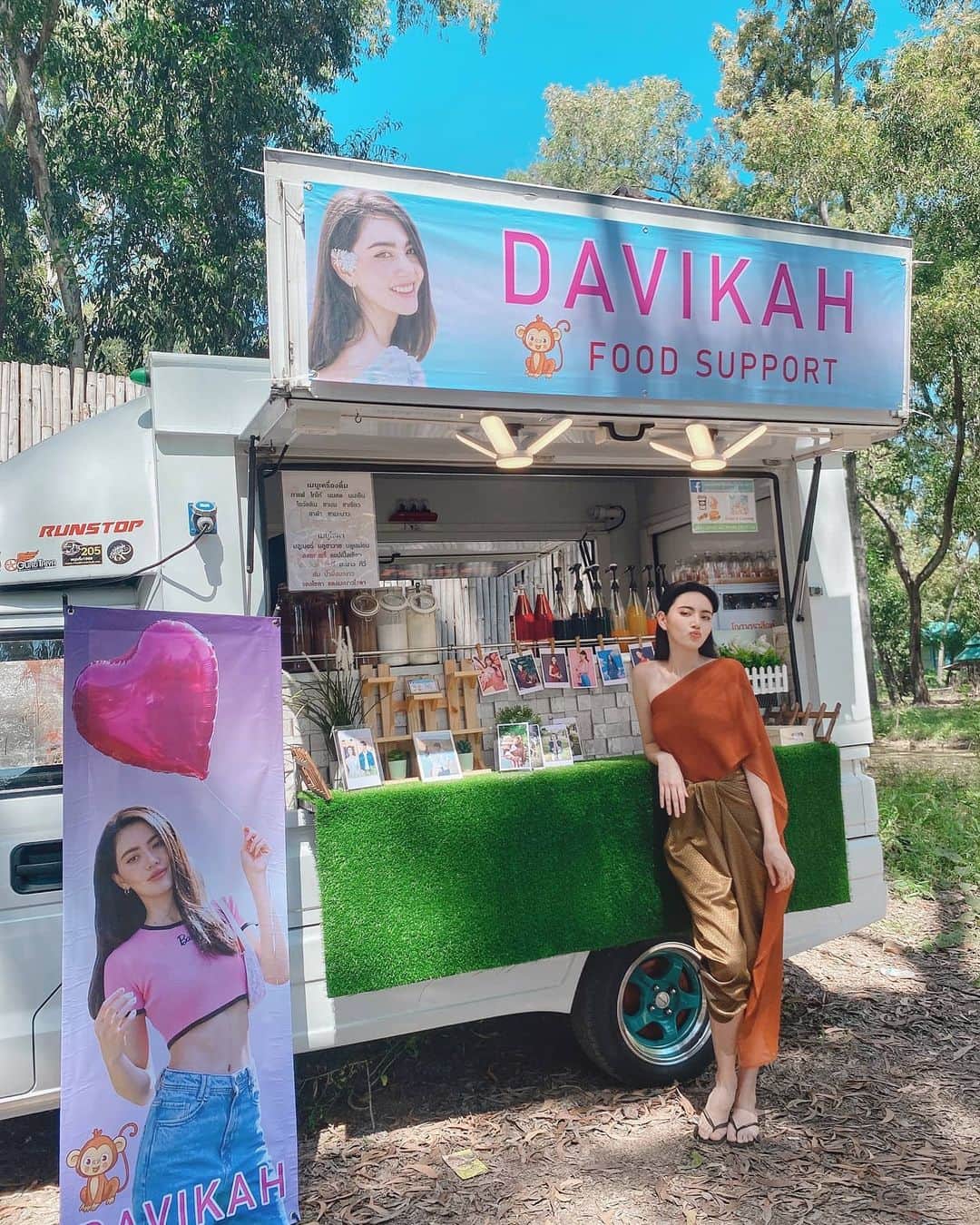 マイ・ダーウィカーのインスタグラム：「ขอให้เจ้าภาพจงเจริญ @terchantavit ขอบคุณนะคะ🥳😚💕🐒 surprise #วันทอง อิ่มท้องทั้งกองจ้า🤣」