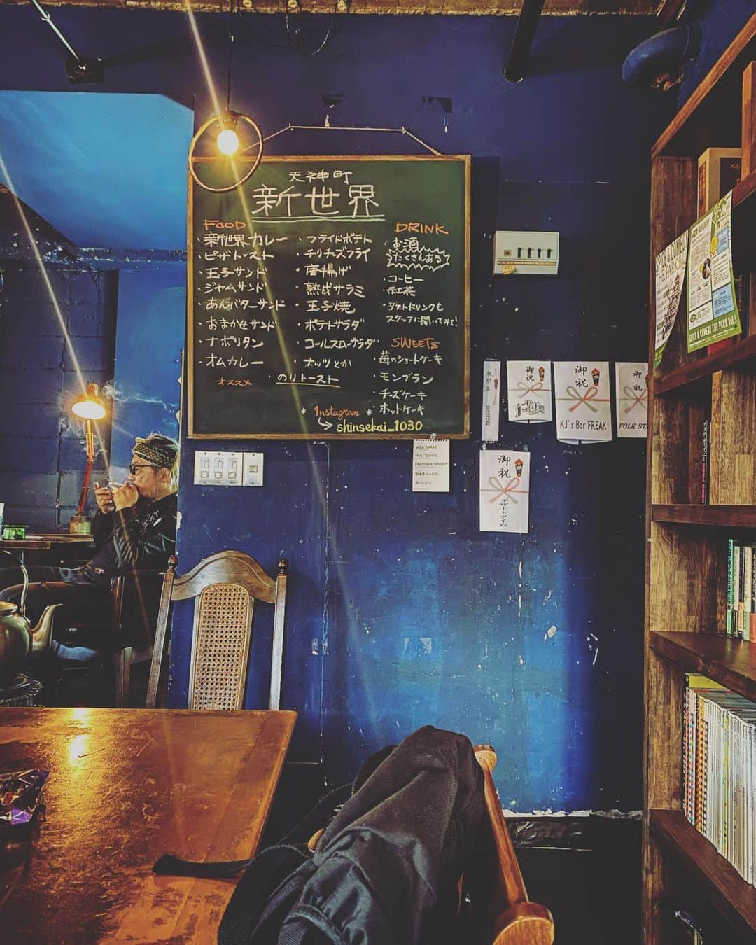 後藤正文さんのインスタグラム写真 - (後藤正文Instagram)「店長がシブい岡山の喫茶店で茶をシバキました。  #okayama #新世界」11月15日 16時59分 - gotch_akg