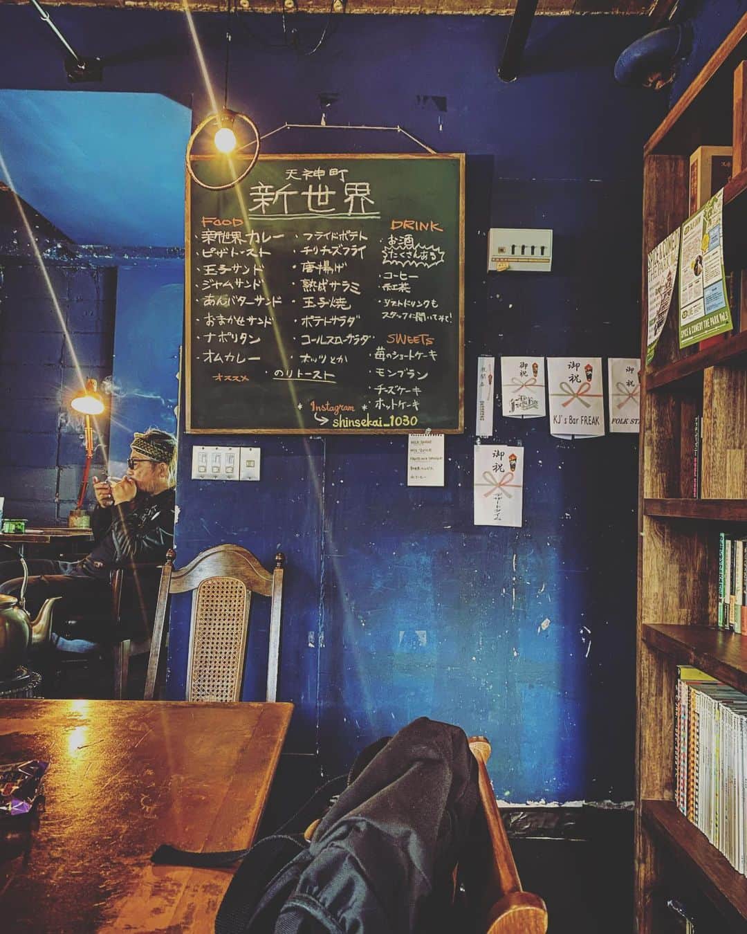 後藤正文のインスタグラム：「店長がシブい岡山の喫茶店で茶をシバキました。  #okayama #新世界」