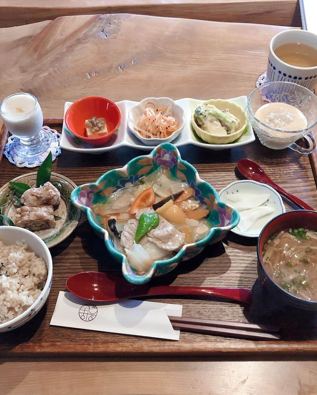 山内智恵さんのインスタグラム写真 - (山内智恵Instagram)「ベジカフェまなおりさん 日替わりランチ🍴✨🐥 ・ お肉にみえる具材も 大豆だったり 野菜をふんだんに使った 身体に美味しいご飯です✨ ・ 私も家で玄米を混ぜたり 炊くことがありますが ここの玄米ごはんは もちもちしてて美味しく食べやすいです💖😌 ・ ご馳走様さまでした #山内智恵#マキろん#chieyamauchi#makiron #japanesegirl #vegetable#野菜#ベジカフェ#まなおり」11月15日 17時00分 - chie_yamauchi