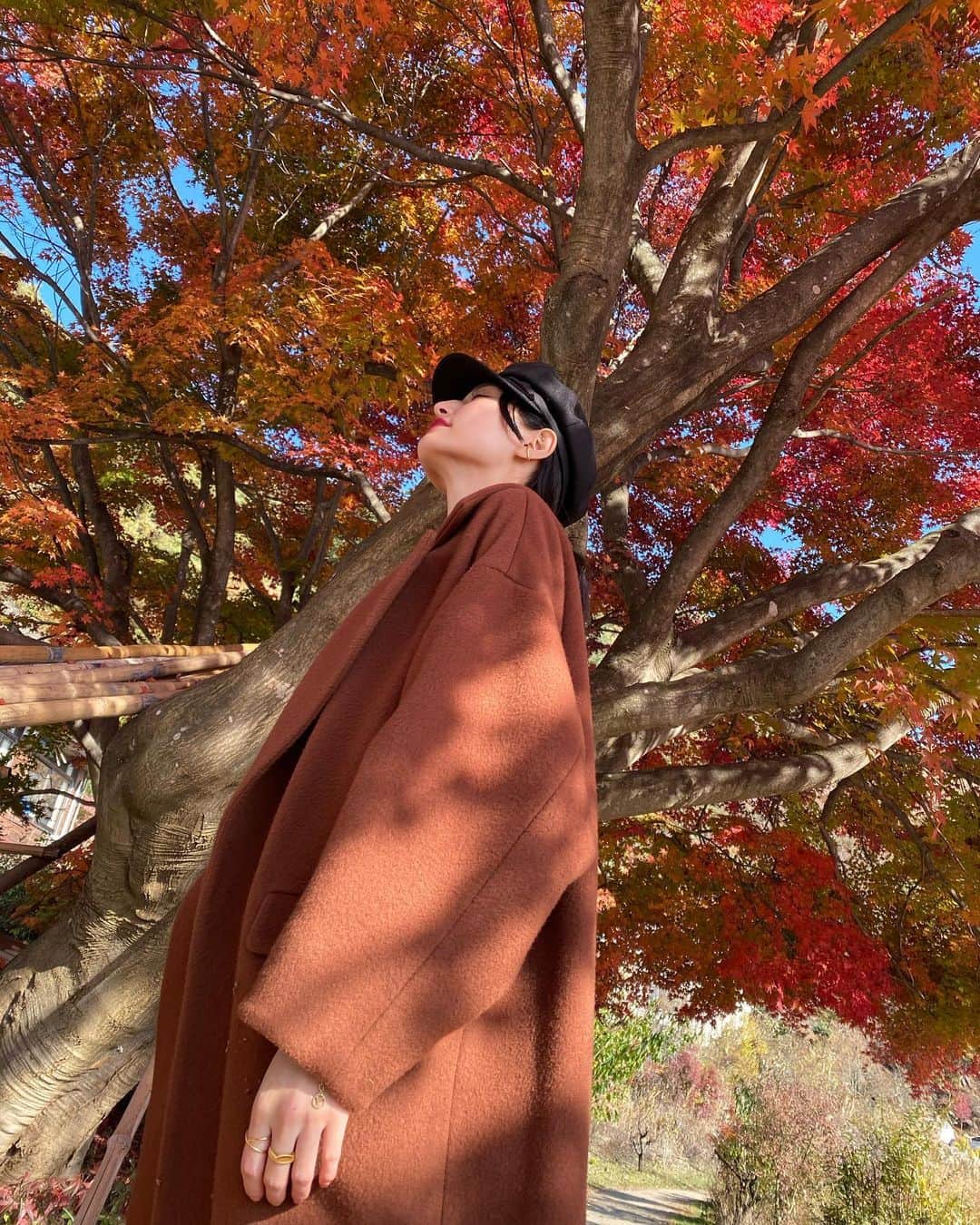 山賀琴子さんのインスタグラム写真 - (山賀琴子Instagram)「紅葉狩りに🍁  自然の色って綺麗！ 空気も美味しくて 木々の美しさ、水面の輝き、 空の青さ、全てに癒された…✨  絶妙なブラウンカラーの コートは　@rim.ark だよー！  #紅葉#無加工#富士山」11月15日 17時03分 - kotokoyamaga
