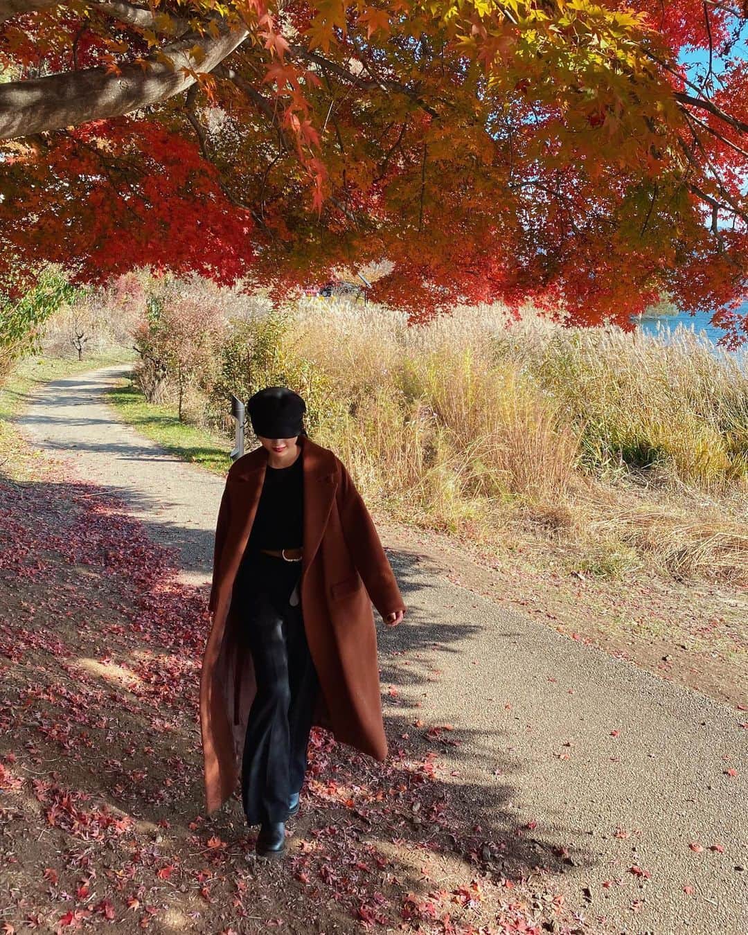 山賀琴子さんのインスタグラム写真 - (山賀琴子Instagram)「紅葉狩りに🍁  自然の色って綺麗！ 空気も美味しくて 木々の美しさ、水面の輝き、 空の青さ、全てに癒された…✨  絶妙なブラウンカラーの コートは　@rim.ark だよー！  #紅葉#無加工#富士山」11月15日 17時03分 - kotokoyamaga