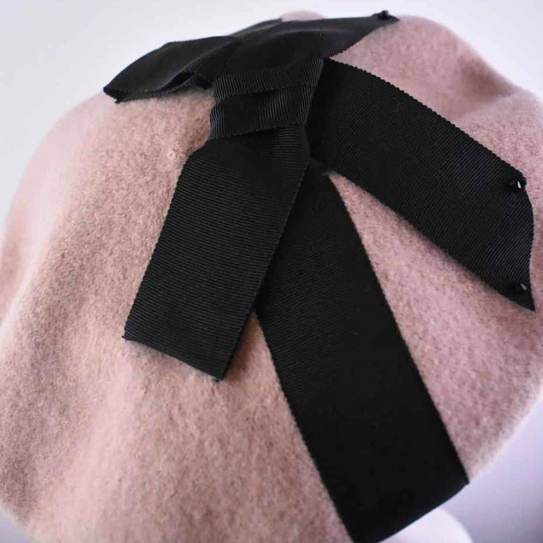 スティーブンジョーンズさんのインスタグラム写真 - (スティーブンジョーンズInstagram)「Happy Sunday! Please follow @stephenjonesboutique my new e-shop insta account  ✨💖💎A cute bow beret 🎀is a girls best friend💎💖✨  💝 💝Available Now💝 https://www.stephenjonesmillinery.com/onlineshop/735-emily-1  @stephenjonesboutique 💝 @stephenjonesmillinery 💝  #StephenJones #stephenjonesmillinery #styleoftheday #postoftheday #uniquehat #picoftheday #millinery #photooftheday #fashionaccessories #unique #handmade #hat #accessories  #styling #london #shophandmade  #supporthandmade #fashionblogger #fashionmagazine #fashionstylist #fashionphotographer #trendsetter #hattrends #fashioneditorial」11月15日 17時04分 - stephenjonesmillinery