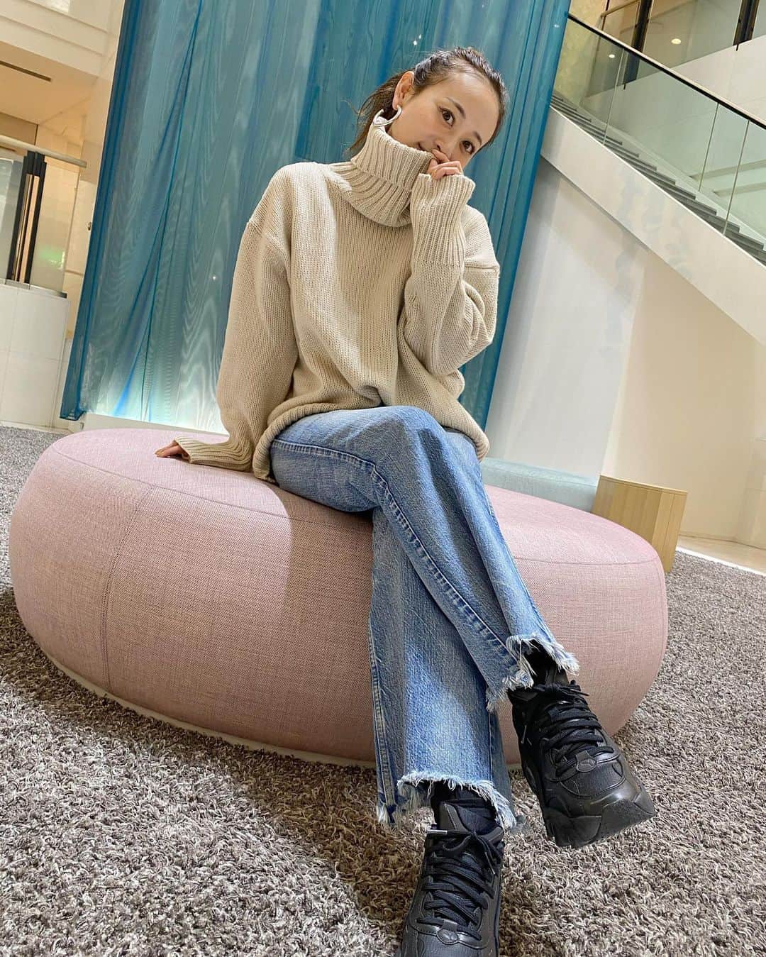 難波礼華のインスタグラム：「大ぶりのタートルの時は アップで結ぶのが好き😚 タートルのたっぷりした感じ可愛いニット❤️ @urs_official  . . #urs#ユアーズ#urs_styling #urs_official #タートルネックオーバーニット」