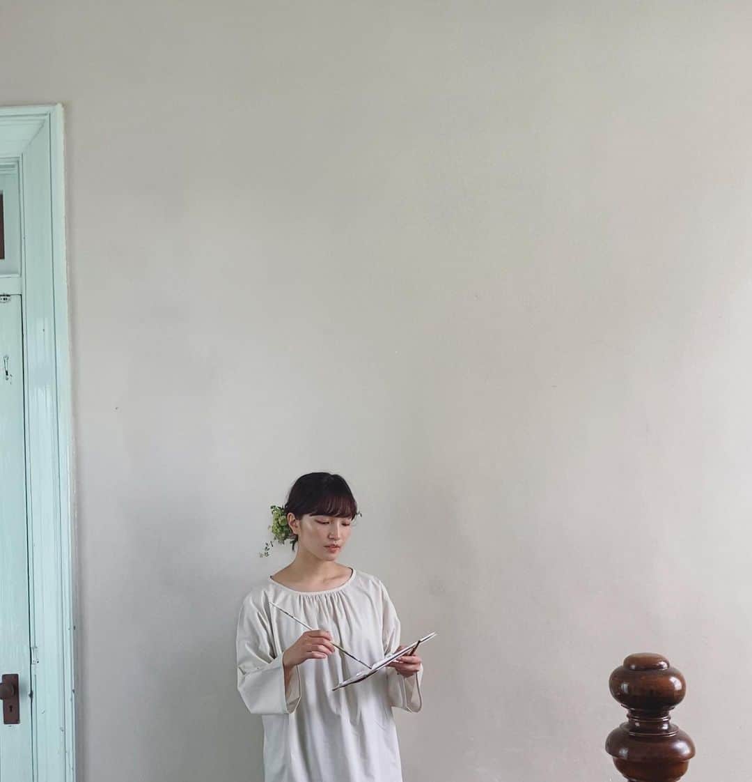 松本妃代のインスタグラム：「. 個展まであと２週間を切りました🧣 準備をしつつ、毎日あれこれ想いを巡らせています。 今年は想定外な一年だったので、 環境に戸惑ったり、心が振り回されたり の毎日でした。 でもこの時期にしか出来なかったであろう作品を、 今は愛をもってお届けしたいという気持ちでいます。 不安な状況の中なので、どうか無理はなさらず こちらも対策をしっかりしながら 11月27日から29日まで、サイト青山にてお待ちしています😌」