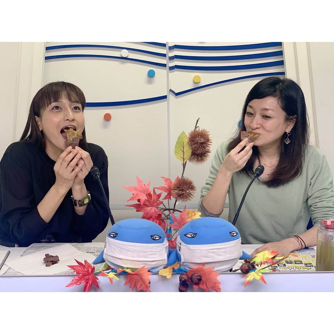 瑞羽奏都（水谷美月）さんのインスタグラム写真 - (瑞羽奏都（水谷美月）Instagram)「ボートレース平和島『第23回日本財団会長杯』4日目も勝利者インタビュー担当でした🚤  今日も暖かい天候の中でのレース。 追い風に強弱があり、スタートが難しそうな1日でした🌪 予選最終日。  トップ通過となったのは、下條雄太郎選手。 昨日は、.00のタッチスタートで『スタートラインに濃厚接触してしまいましたね』なんてユニークなコメントありましたが、今日は.05のスタートで『ソーシャルディスタンスとれました』とお話ししてました(笑) そして、11Rでは3周1Mまでデットヒートを繰り広げた都築正治選手が2100勝達成でした👏これで、明日の準優勝戦も好枠を手にし24場制覇にも近づきましたね！  今日のおはようコメントは、東京支部の寺島美里選手！東京支部の元気娘です🎶今節デビューした新人選手や自身のデビューの事を中心にお話し伺いました✨  ちなみに、寺島美里選手のカッパが今話題の『鬼滅の刃』の"竈門禰󠄀豆子"の着物をモチーフにしたカッパで、最近…一足遅れてですけど、鬼滅にハマってる私…1人テンション上がってます(笑)さらに、鈴木裕隆選手は"竈門炭治郎"の羽織をモチーフにしたカッパ着てます😆 ぜひ選手のカッパにもご注目を👍  明日は、準優勝戦です🚤 明日のレースもぜひご期待下さい🍀  📸今日は美織さんとおやつタイムに美味しいサツマイモ頂きました🍠甘くて美味しかったー💕ご馳走様でした☺️  この呑気に食べてた私は、後程2100勝達成の段取りでテンパリ、ぐったりするなんて想像もしてなかったんだろうな…😑  #ボートレース #ボートレース平和島  #勝利者インタビュー #永島美織 さん#書道家 #フリーアナウンサー #鬼滅の刃 #竈門炭治郎 #竈門禰󠄀豆子」11月15日 17時06分 - mizuki.m_mizuha