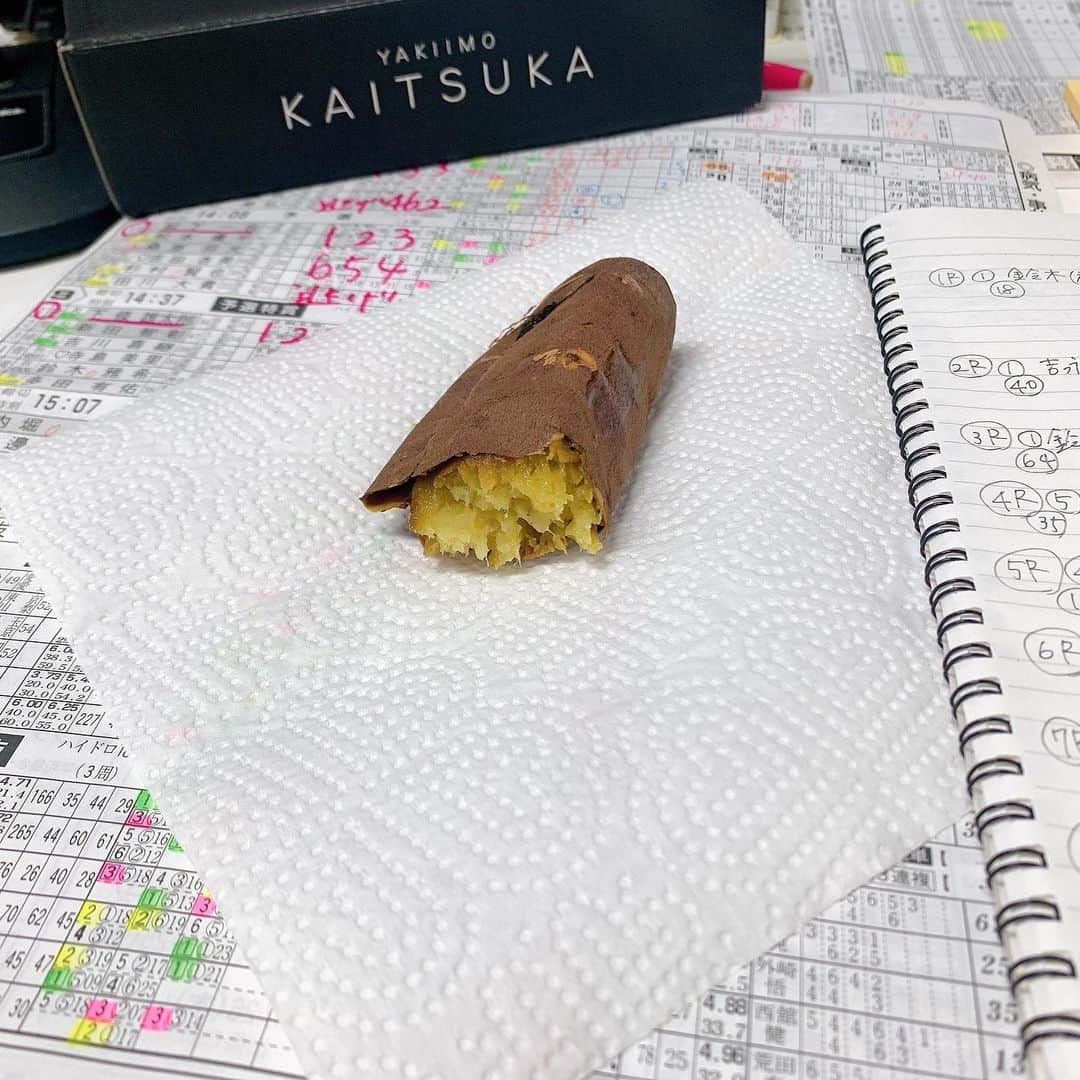 瑞羽奏都（水谷美月）さんのインスタグラム写真 - (瑞羽奏都（水谷美月）Instagram)「ボートレース平和島『第23回日本財団会長杯』4日目も勝利者インタビュー担当でした🚤  今日も暖かい天候の中でのレース。 追い風に強弱があり、スタートが難しそうな1日でした🌪 予選最終日。  トップ通過となったのは、下條雄太郎選手。 昨日は、.00のタッチスタートで『スタートラインに濃厚接触してしまいましたね』なんてユニークなコメントありましたが、今日は.05のスタートで『ソーシャルディスタンスとれました』とお話ししてました(笑) そして、11Rでは3周1Mまでデットヒートを繰り広げた都築正治選手が2100勝達成でした👏これで、明日の準優勝戦も好枠を手にし24場制覇にも近づきましたね！  今日のおはようコメントは、東京支部の寺島美里選手！東京支部の元気娘です🎶今節デビューした新人選手や自身のデビューの事を中心にお話し伺いました✨  ちなみに、寺島美里選手のカッパが今話題の『鬼滅の刃』の"竈門禰󠄀豆子"の着物をモチーフにしたカッパで、最近…一足遅れてですけど、鬼滅にハマってる私…1人テンション上がってます(笑)さらに、鈴木裕隆選手は"竈門炭治郎"の羽織をモチーフにしたカッパ着てます😆 ぜひ選手のカッパにもご注目を👍  明日は、準優勝戦です🚤 明日のレースもぜひご期待下さい🍀  📸今日は美織さんとおやつタイムに美味しいサツマイモ頂きました🍠甘くて美味しかったー💕ご馳走様でした☺️  この呑気に食べてた私は、後程2100勝達成の段取りでテンパリ、ぐったりするなんて想像もしてなかったんだろうな…😑  #ボートレース #ボートレース平和島  #勝利者インタビュー #永島美織 さん#書道家 #フリーアナウンサー #鬼滅の刃 #竈門炭治郎 #竈門禰󠄀豆子」11月15日 17時06分 - mizuki.m_mizuha