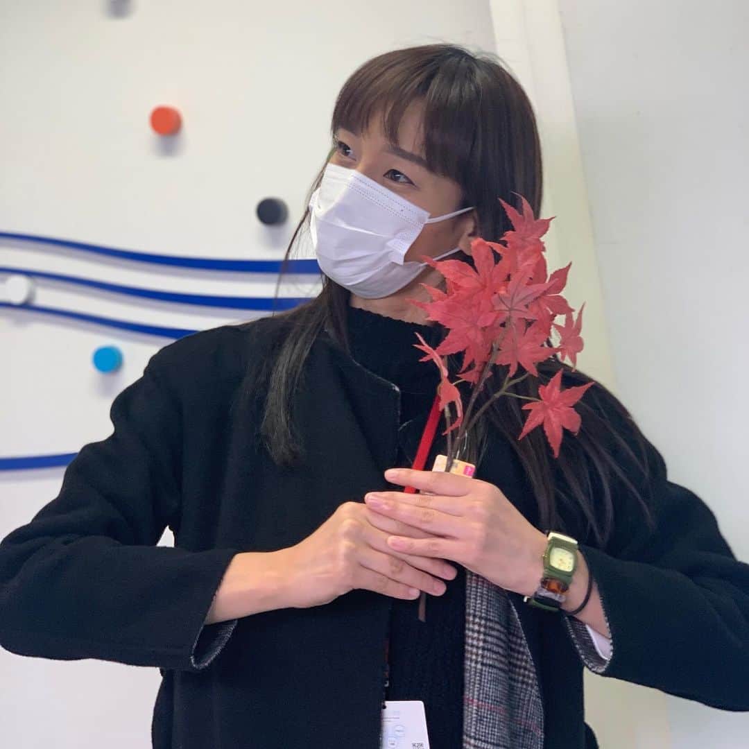 瑞羽奏都（水谷美月）さんのインスタグラム写真 - (瑞羽奏都（水谷美月）Instagram)「ボートレース平和島『第23回日本財団会長杯』4日目も勝利者インタビュー担当でした🚤  今日も暖かい天候の中でのレース。 追い風に強弱があり、スタートが難しそうな1日でした🌪 予選最終日。  トップ通過となったのは、下條雄太郎選手。 昨日は、.00のタッチスタートで『スタートラインに濃厚接触してしまいましたね』なんてユニークなコメントありましたが、今日は.05のスタートで『ソーシャルディスタンスとれました』とお話ししてました(笑) そして、11Rでは3周1Mまでデットヒートを繰り広げた都築正治選手が2100勝達成でした👏これで、明日の準優勝戦も好枠を手にし24場制覇にも近づきましたね！  今日のおはようコメントは、東京支部の寺島美里選手！東京支部の元気娘です🎶今節デビューした新人選手や自身のデビューの事を中心にお話し伺いました✨  ちなみに、寺島美里選手のカッパが今話題の『鬼滅の刃』の"竈門禰󠄀豆子"の着物をモチーフにしたカッパで、最近…一足遅れてですけど、鬼滅にハマってる私…1人テンション上がってます(笑)さらに、鈴木裕隆選手は"竈門炭治郎"の羽織をモチーフにしたカッパ着てます😆 ぜひ選手のカッパにもご注目を👍  明日は、準優勝戦です🚤 明日のレースもぜひご期待下さい🍀  📸今日は美織さんとおやつタイムに美味しいサツマイモ頂きました🍠甘くて美味しかったー💕ご馳走様でした☺️  この呑気に食べてた私は、後程2100勝達成の段取りでテンパリ、ぐったりするなんて想像もしてなかったんだろうな…😑  #ボートレース #ボートレース平和島  #勝利者インタビュー #永島美織 さん#書道家 #フリーアナウンサー #鬼滅の刃 #竈門炭治郎 #竈門禰󠄀豆子」11月15日 17時06分 - mizuki.m_mizuha