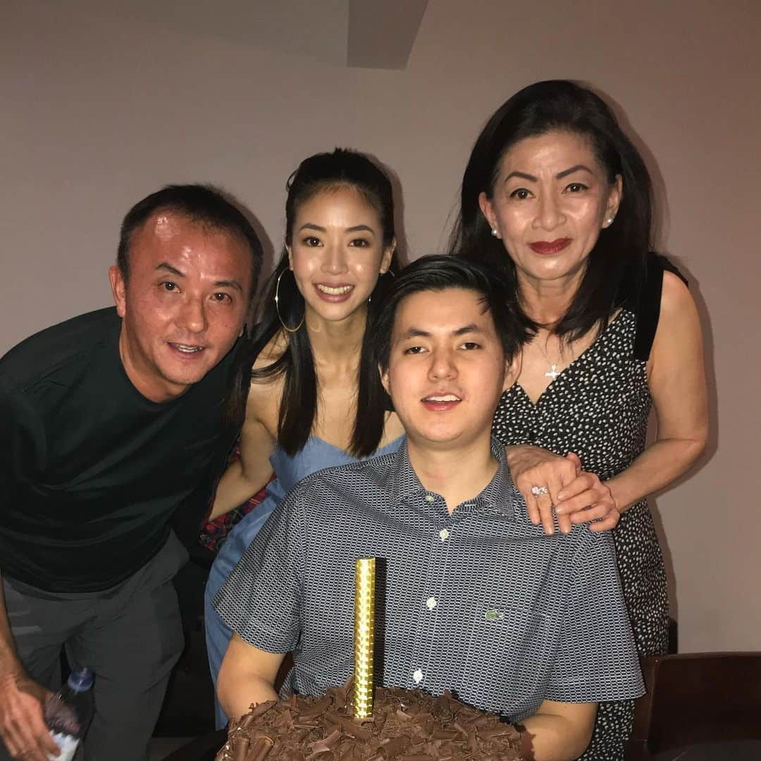 アマンダ・チャンさんのインスタグラム写真 - (アマンダ・チャンInstagram)「November 15th is a special day. It’s my parents birthday today, they share the same birthday and it’s always been an eventful day in our household. On this day, we try to fill the house with love, laughter, flowers, lots of merriment and a sprinkle of chaos (that’s my job). Though we’re all not there, I’m so grateful we have amazing friends and family to help us celebrate you two.   We don’t know the next time we’ll be reunited again as a family but I know we take comfort in knowing we’re all safe, loved and well taken care of. Happiest birthday to my papa, the embodiment of cool and my mum, the personification of kindness. See you both on our video call tonight. Tonight we PARTY!   The last video is my favorite video of us, it encapsulates us as a family so well」11月15日 17時07分 - amandachaang