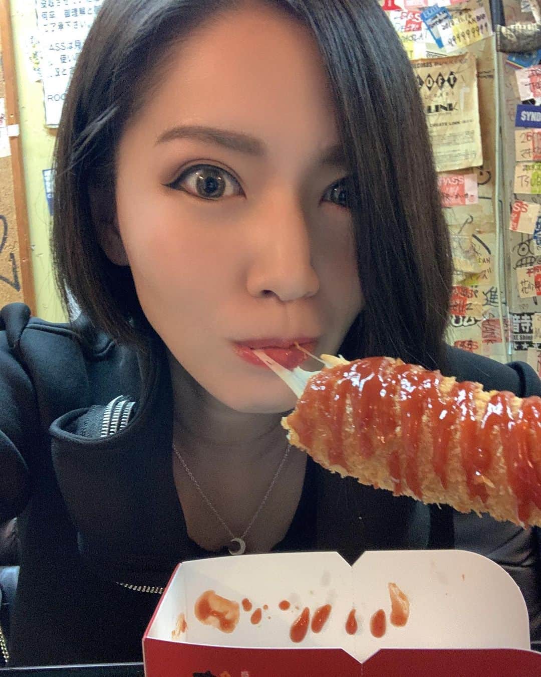 のインスタグラム：「本日はこの後19時から、極東ファロスキッカーの配信ライブです！ ファロキでは今までにも二度配信ライブを行いましたが、今回は記念すべき初音源のリリース記念で今までより少し長めのライブです。 アーカイブも11/18まで観られますので是非。  配信チケット ￥2,000 CD付配信チケット ￥3,700  新宿LOFTからお届けします。 リンクを貼れないので、一時的に購入ページを私のインスタのプロフィールに貼り付けておきますね。  そして今日の配信ライブは最初にスペシャルセッションがあり、それに私とレイコさんは出ないのですが、宙也さんと秀樹さんの昔からのファンの方は特に嬉しい時間になるのでは、と思っています。 お楽しみに！ 私はサウンドチェックの合間に楽屋でチーズハットグを食べています。ブームが落ち着いても、チーズハットグもタピオカも好きでちょこちょこ食べたり飲んだりしておりますのです。 #極東ファロスキッカー #ファロキ #新宿LOFT #チーズハットグ #トッピング #砂糖たっぷり に #ケチャップ #伸びている所上手く撮れず #notインスタ映え」