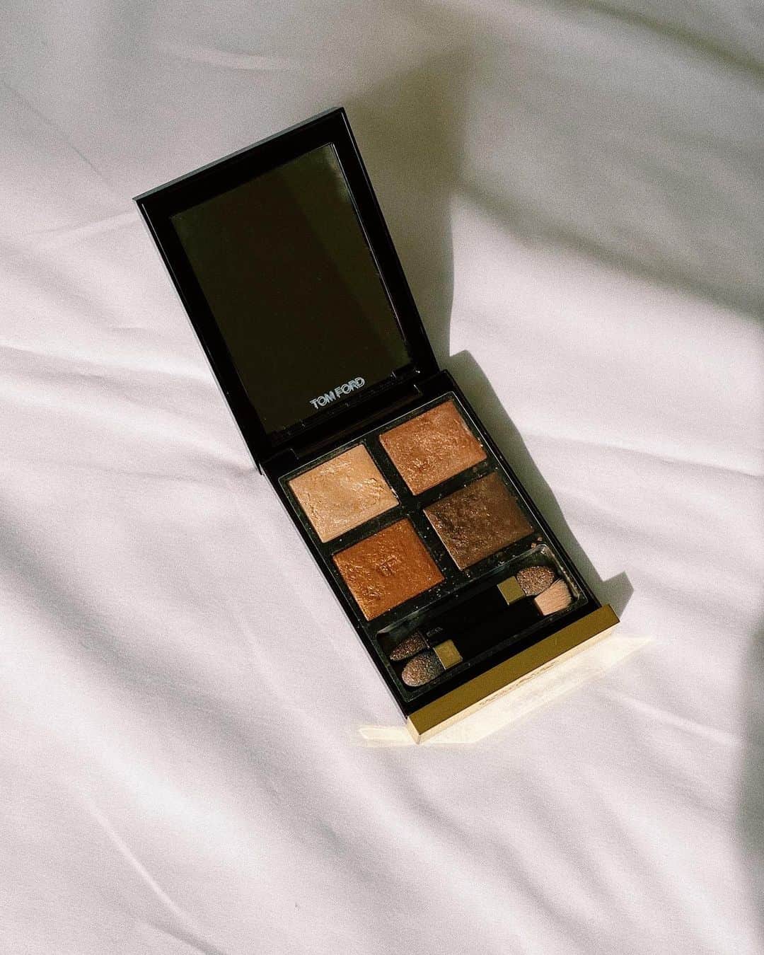のインスタグラム：「TOMFORDのアイカラークォード04Aサスピション。私的ブラウン系シャドウのキメキメ1軍エースです。とにかく粉質が素晴らしくて、上品で艶もあって長時間経っても発色が本当に綺麗🍁🐪🏜 組み合わせや乗せ方で色んな表情出せるのも好きです。 パレットの美しさで持ってるだけでも気分が上がるので時折りしげしげと眺めているよ ∵ 💭 (昨年から使っているのでちょっと汚くてすみません笑)  #tomford  #tomfordbeauty  #eyecolorquad」