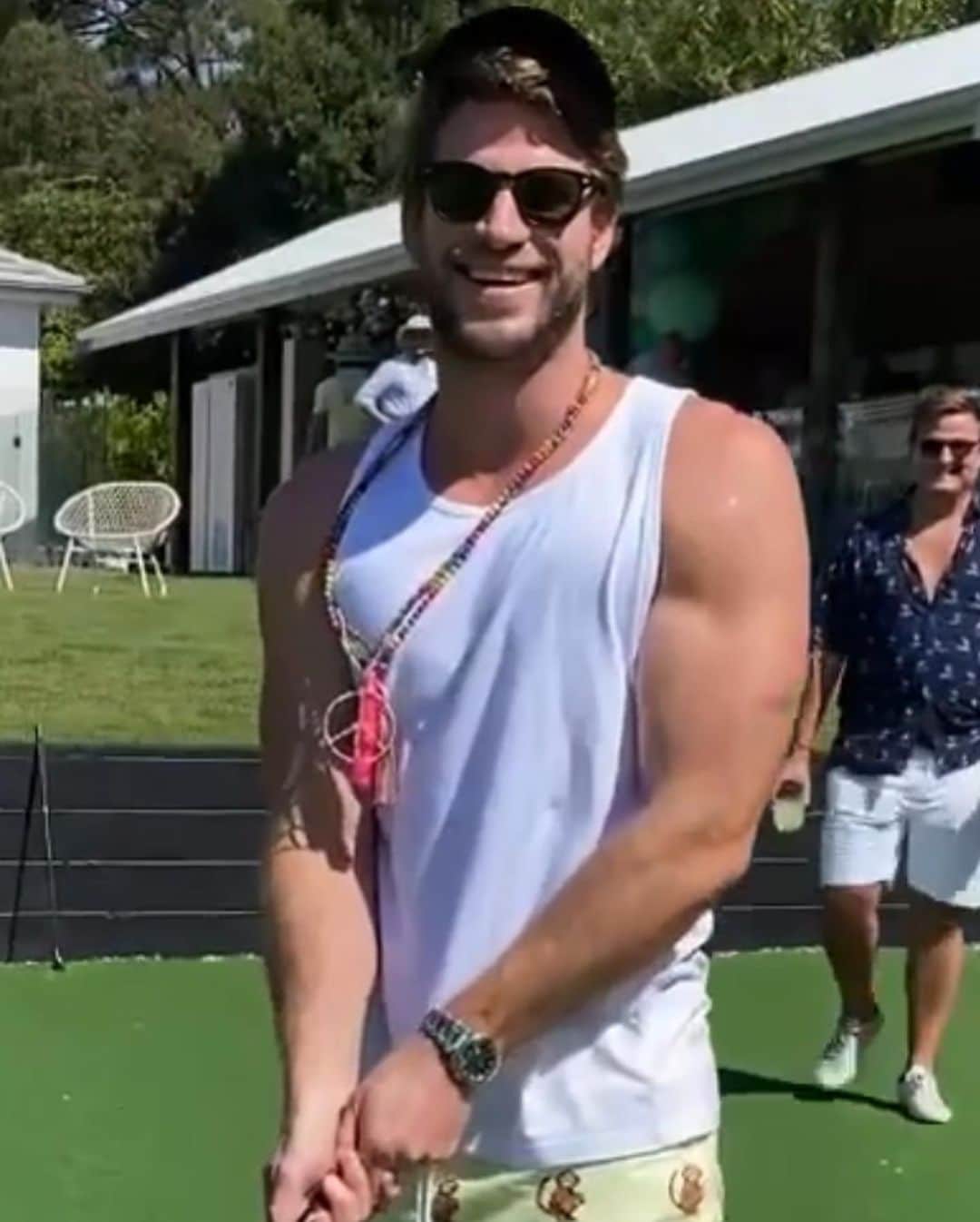 Just Jaredさんのインスタグラム写真 - (Just JaredInstagram)「@liamhemsworth showed off his muscles while golfing with big brother @chrishemsworth! #LiamHemsworth #ChrisHemsworth Photos: @chrishemsworth」11月15日 17時14分 - justjared