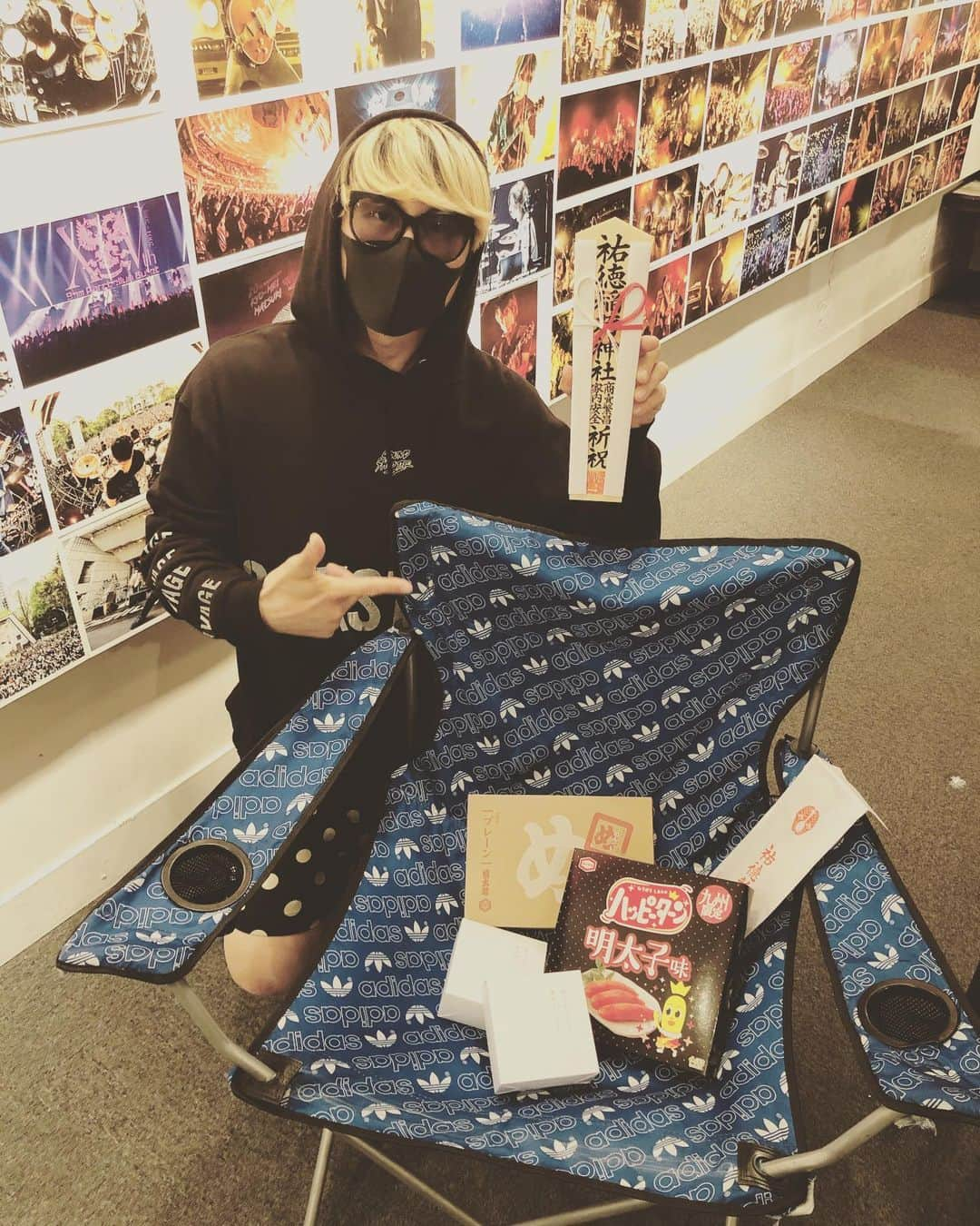 橋本塁さんのインスタグラム写真 - (橋本塁Instagram)「【福岡サウシュー&STINGRAY終了!】 ご来店ありがとうございました！次は数年ぶりの広島！一日延長したので23日まで是非！袋町公園横にある「ギャラリー718」(広島市中区袋町7-18)にてにてコロナ感染防止対策して僕は土曜日以外ずっと居ます！差し入れ有り難うございました！  #oneokrock #ワンオクロック #ストレイテナー #NCIS #androp #thebawdies #thepillows #fomare #FBY #lowiq01 #thebackhorn #9mmparabellumbullet  #hawaiian6  #ren」11月15日 17時15分 - ruihashimoto