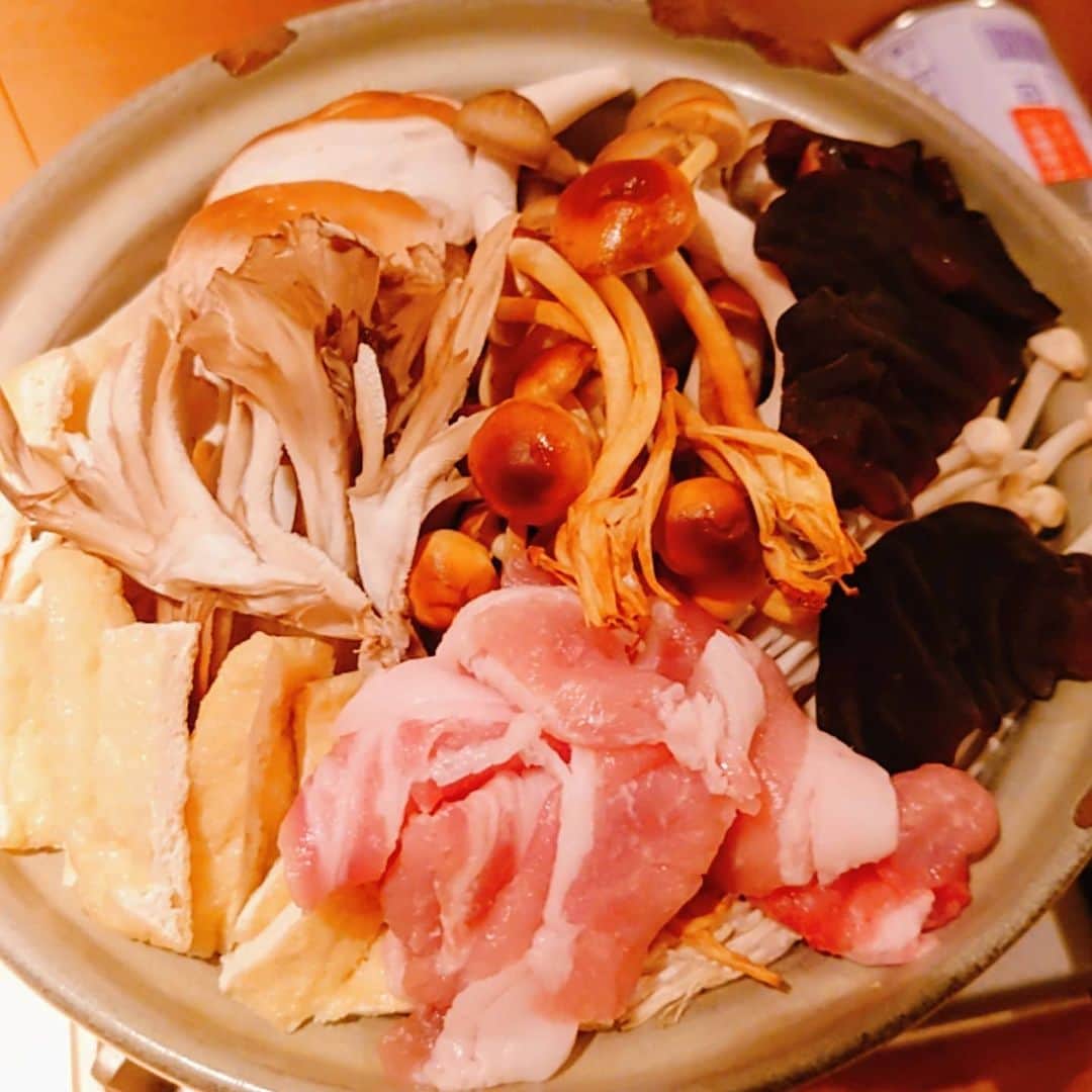 吉岡奈々子さんのインスタグラム写真 - (吉岡奈々子Instagram)「やっと先日・・・ #きのこ鍋 #森の机 #恵比寿 #夏前に見つけて時期を待ってました #カウンター内のシェフもお優しい #身体の中が綺麗になりそう #美味しかったです」11月15日 17時28分 - nanakoyoshioka