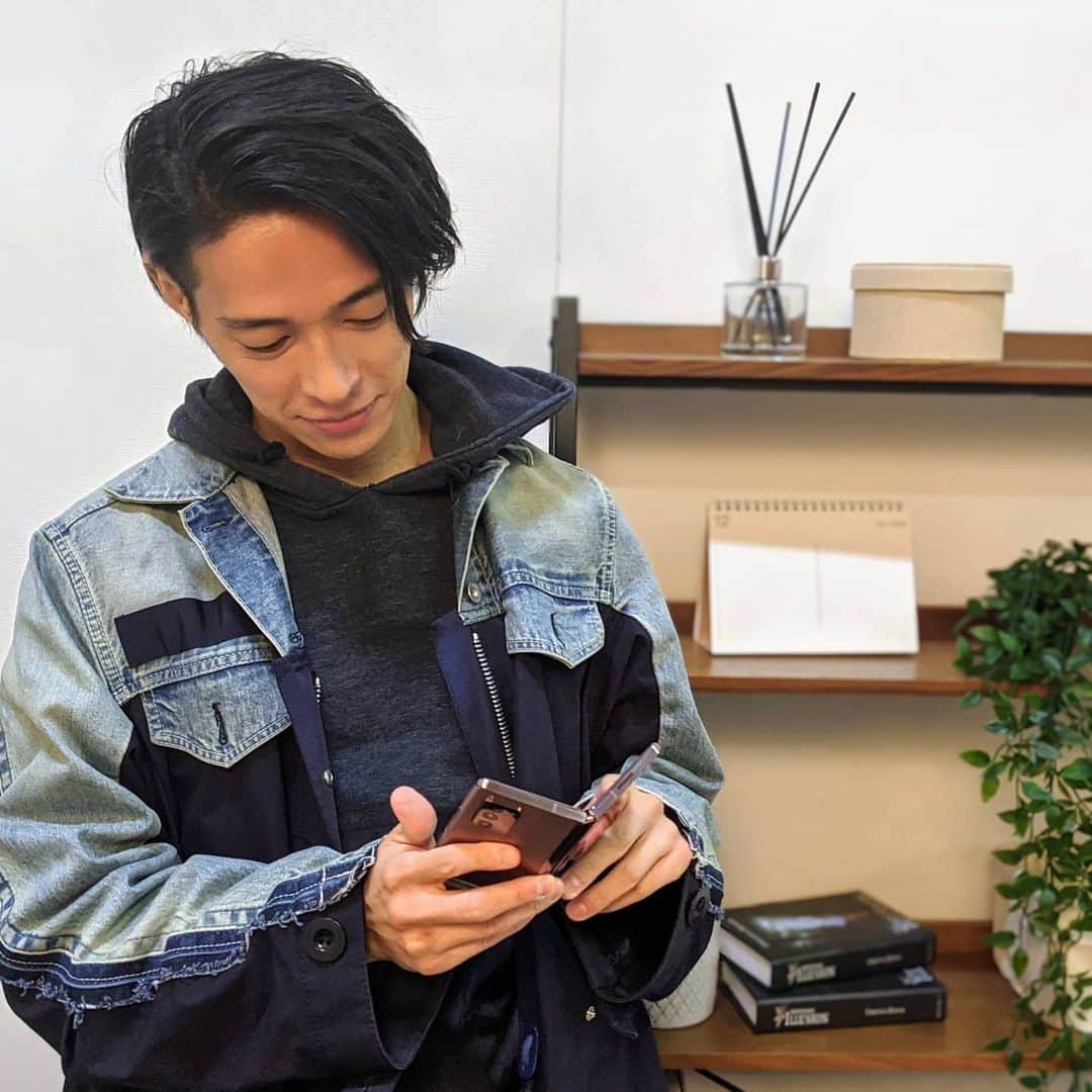 のインスタグラム：「Galaxy Z Fold2 試用しています。開いたときには大画面としても、画面を分割してデュアルタスクとしても使えるのが圧倒的に便利。 例えば、写真を撮るときには片方の画面で直前に撮影した画像を写しながら撮影できたり。 手元で動画を見るときには十分な画面サイズと液晶の美しさ。 タブレットとスマホのいいとこ取りをしたような存在です。  #galaxyzfold2 #pr #android」
