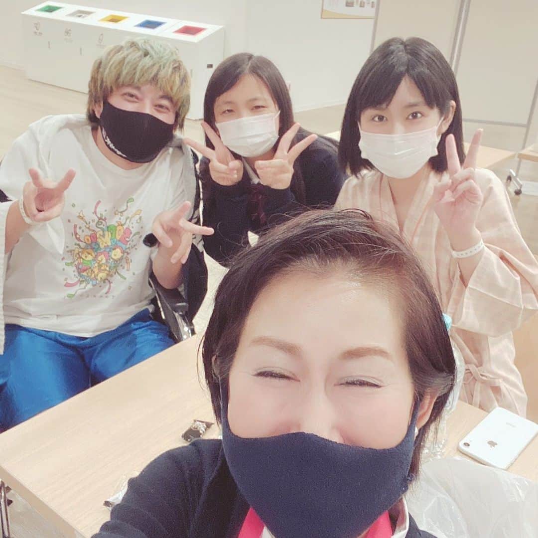 坂田麻衣のインスタグラム：「少し前ですが術後１年後の入院から無事退院しました😊👏🏻 すっぴん＋😷ですみません！ 整形外科で一緒だった友だちと母と一緒に。」