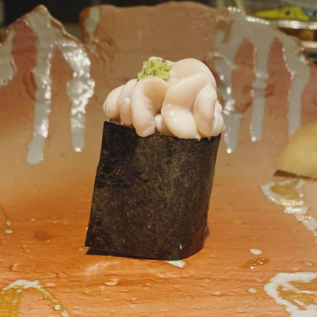 皐月めいさんのインスタグラム写真 - (皐月めいInstagram)「寿し匠海  初めてだったけどシャリが めちゃ好み🥰🤍  赤酢を３種類ブレンドしてるみたい お米の粒の固さもすごくすき  みてわかるフォルムから伝わる おいしさ。握りが最高だった♡  うにもすっごくおいしかった♡  #食べスタグラム　#寿司部　#寿司すきな人と繋がりたい　#寿司　#寿し匠海」11月15日 17時27分 - selection_mei