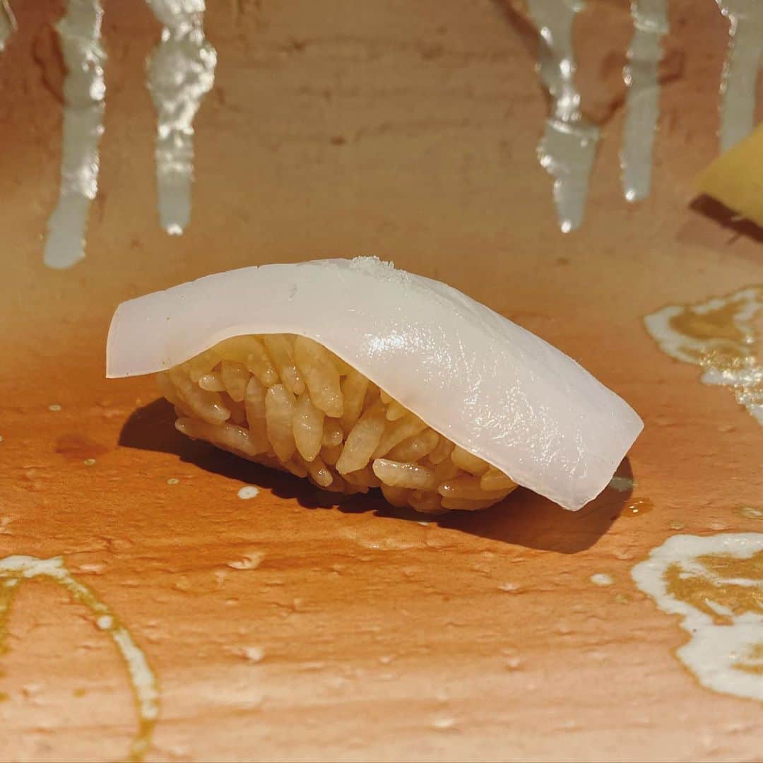 皐月めいさんのインスタグラム写真 - (皐月めいInstagram)「寿し匠海  初めてだったけどシャリが めちゃ好み🥰🤍  赤酢を３種類ブレンドしてるみたい お米の粒の固さもすごくすき  みてわかるフォルムから伝わる おいしさ。握りが最高だった♡  うにもすっごくおいしかった♡  #食べスタグラム　#寿司部　#寿司すきな人と繋がりたい　#寿司　#寿し匠海」11月15日 17時27分 - selection_mei