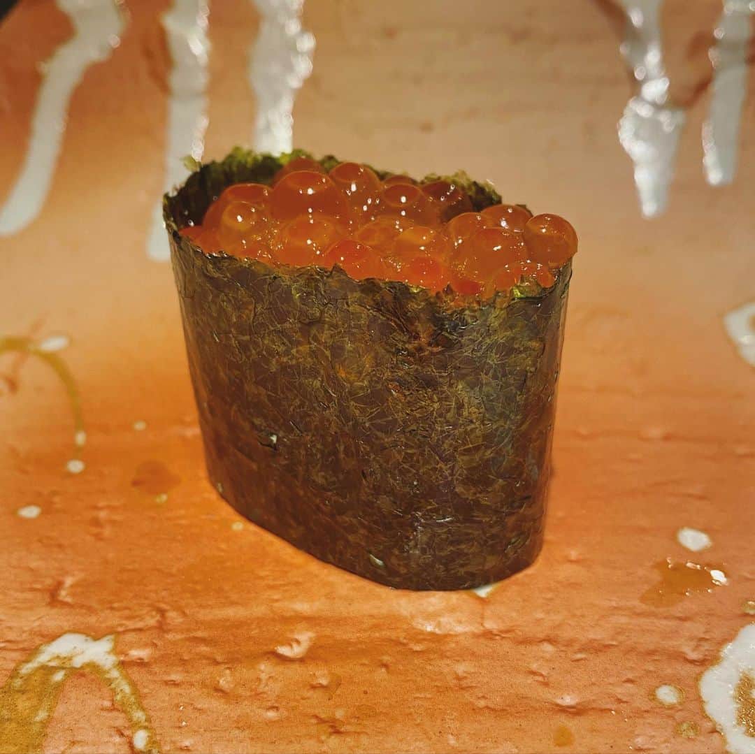 皐月めいさんのインスタグラム写真 - (皐月めいInstagram)「寿し匠海  初めてだったけどシャリが めちゃ好み🥰🤍  赤酢を３種類ブレンドしてるみたい お米の粒の固さもすごくすき  みてわかるフォルムから伝わる おいしさ。握りが最高だった♡  うにもすっごくおいしかった♡  #食べスタグラム　#寿司部　#寿司すきな人と繋がりたい　#寿司　#寿し匠海」11月15日 17時27分 - selection_mei