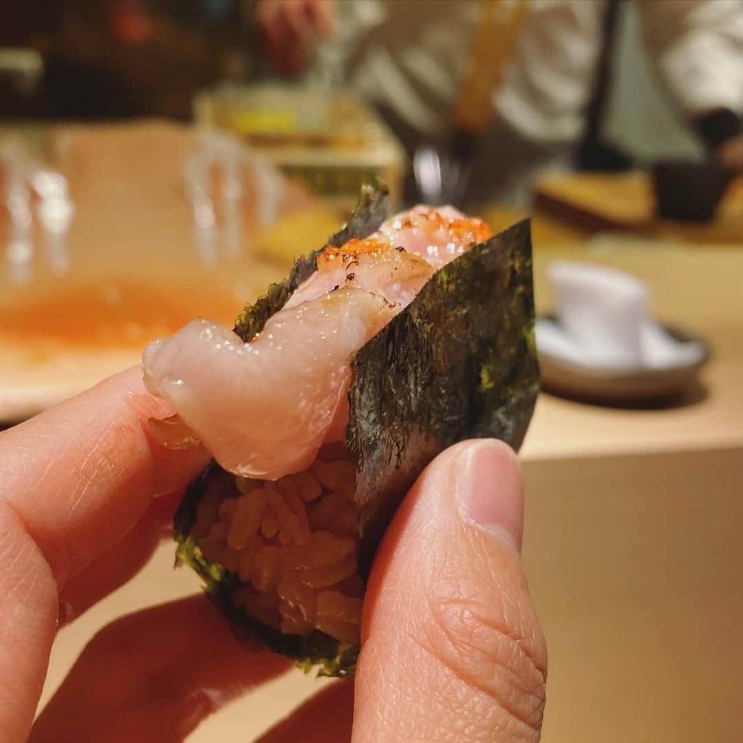皐月めいさんのインスタグラム写真 - (皐月めいInstagram)「寿し匠海  初めてだったけどシャリが めちゃ好み🥰🤍  赤酢を３種類ブレンドしてるみたい お米の粒の固さもすごくすき  みてわかるフォルムから伝わる おいしさ。握りが最高だった♡  うにもすっごくおいしかった♡  #食べスタグラム　#寿司部　#寿司すきな人と繋がりたい　#寿司　#寿し匠海」11月15日 17時27分 - selection_mei