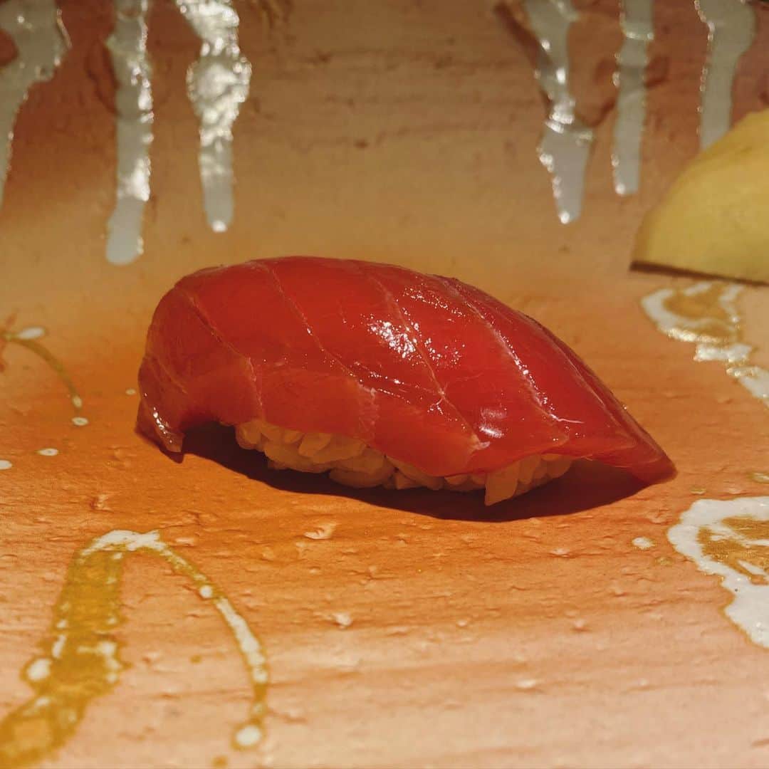 皐月めいのインスタグラム：「寿し匠海  初めてだったけどシャリが めちゃ好み🥰🤍  赤酢を３種類ブレンドしてるみたい お米の粒の固さもすごくすき  みてわかるフォルムから伝わる おいしさ。握りが最高だった♡  うにもすっごくおいしかった♡  #食べスタグラム　#寿司部　#寿司すきな人と繋がりたい　#寿司　#寿し匠海」