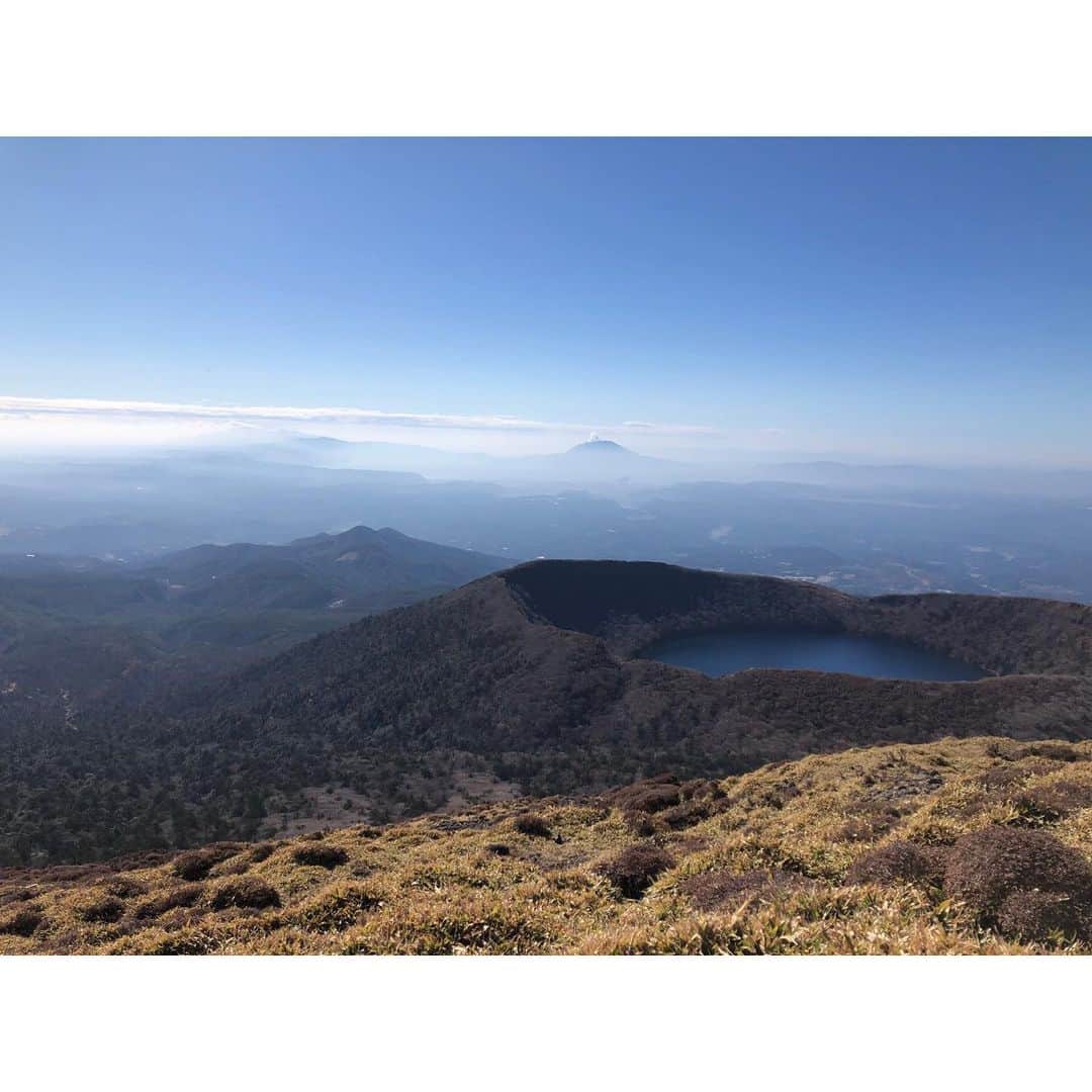 のインスタグラム：「. #映える休日 過ごせました🙌﻿  韓国岳登山！﻿ 登るのはキツかったけど、下りは楽しかった😊﻿ ﻿ 頂上で食べたおでんと、先輩がお湯を注いでくれたミネストローネ美味しかった♡﻿ ﻿ 映える休日もたまには良いかなと思いました！﻿ ちなみに今日は通常営業で、映えない休日👼﻿ ﻿ #映える休日 #韓国岳 #登山 #頂上でジャンプ #おでん #ミネストローネ #頂上ご飯 #最高 #映えない休日﻿」