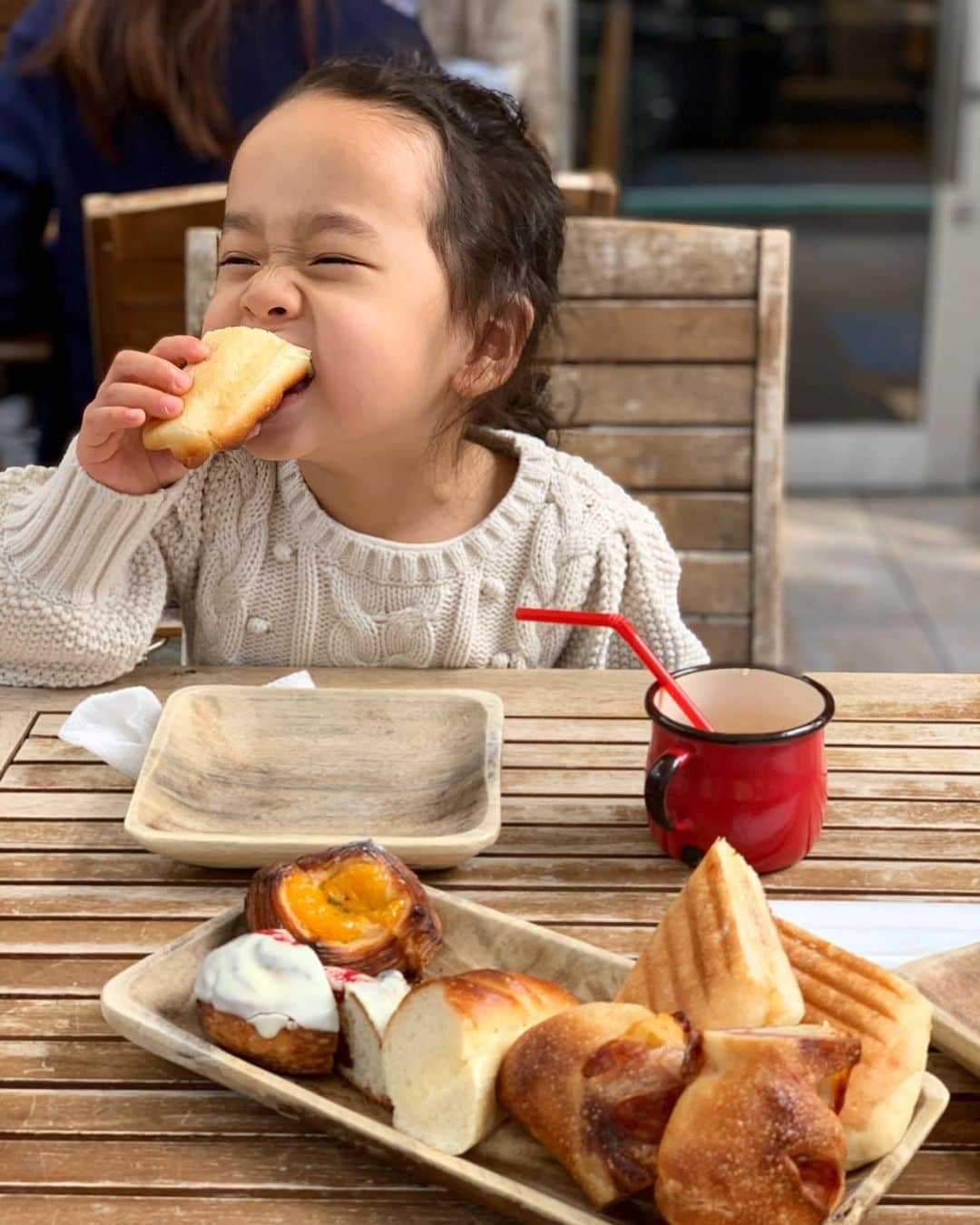 トムセン陽子さんのインスタグラム写真 - (トムセン陽子Instagram)「週末の朝ごはんは、お気に入りのパン屋さんのテラスで💕 娘よ、いい食べっぷりだ👏 . . . #mylittlegirl #breakfast #bread #bakery #tokyo」11月15日 17時38分 - yokothomsen