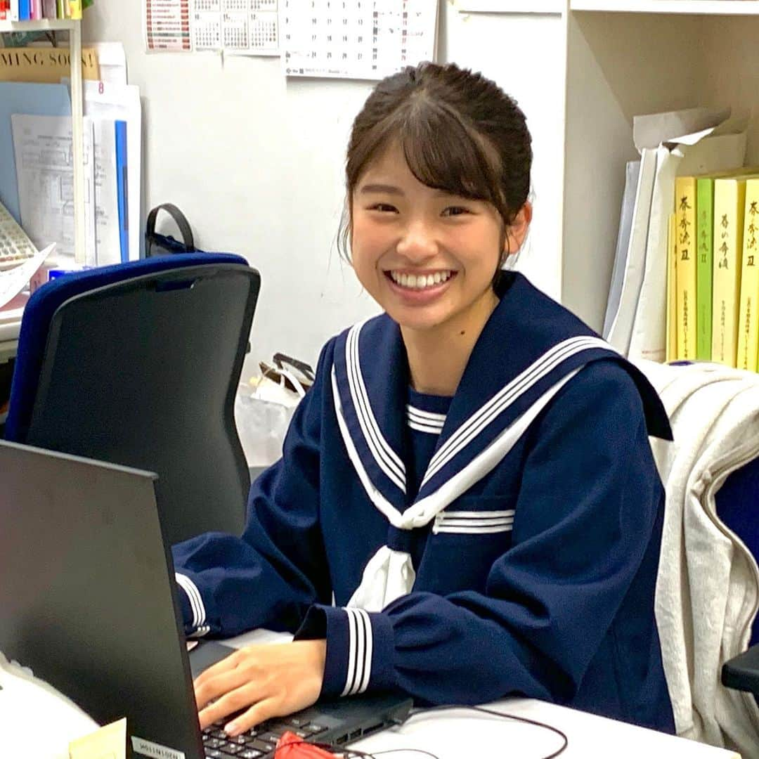 山本大貴のインスタグラム：「. 先週金曜日、 春高バレー和歌山県女子決勝の実況を担当しました！ 初めてのバレーボールの実況 熱い試合やったな〜〜🏐  今週末には奈良県男子の実況があるため、 取材に来ています！  写真は、 春高バレーのナビゲーターを務めている 同期の舘山聖奈アナウンサー セーラー服を着て撮影してるみたいです。笑  と、  奈良県民みんな大好き『彩華ラーメン』 久しぶりに食べたけど、やっぱりうまいっ！😋  #カンテレ #舘山聖奈 #山本大貴 #春高バレー #写真の順番は #インスタ映えと需要を意識」