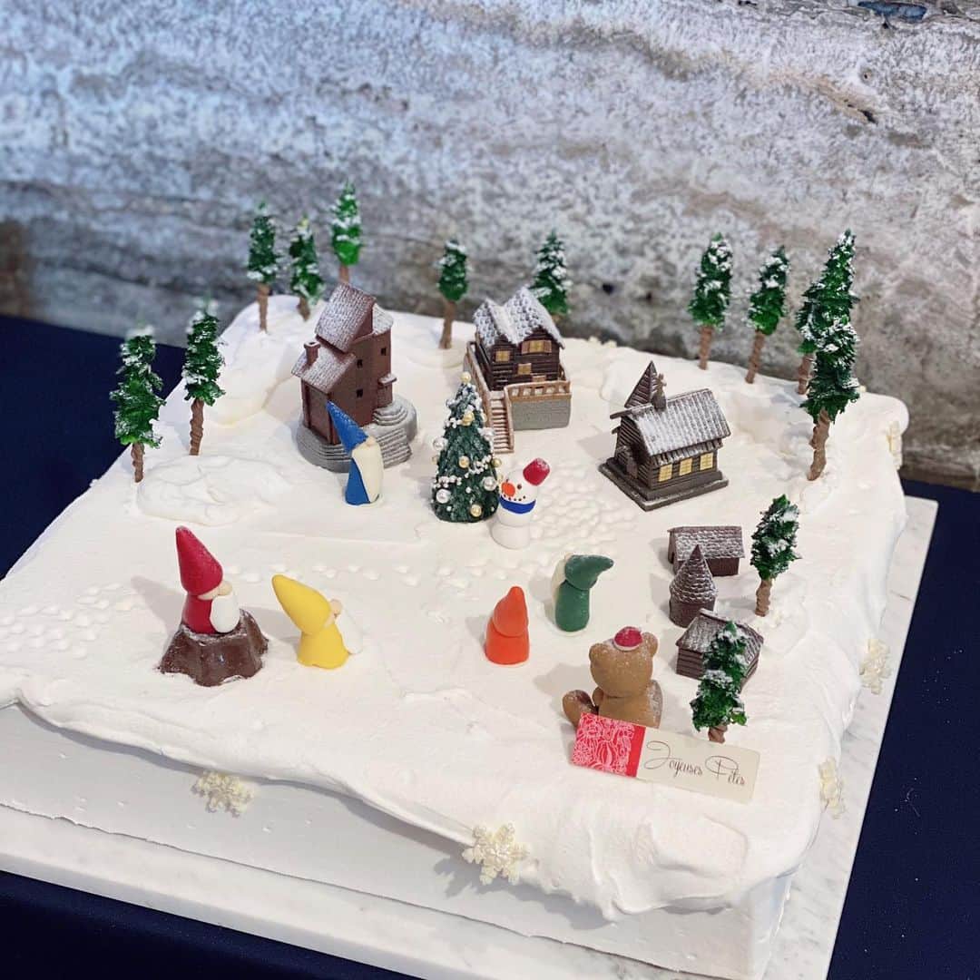 紗蘭さんのインスタグラム写真 - (紗蘭Instagram)「こないだルワンジュの展示会に行ってきたよん🧸♥️ クマさんのケーキで有名なところ💕💕💕 クリスマスケーキたちどれも可愛くて今年はどれをオーダーしようか今から楽しみ🎂🎅🏻♥️ りささん誘ってくれてありがとうございます💕 #ルワンジュ東京 #ルワンジュ #louangetokyo」11月15日 17時37分 - saracchidayo
