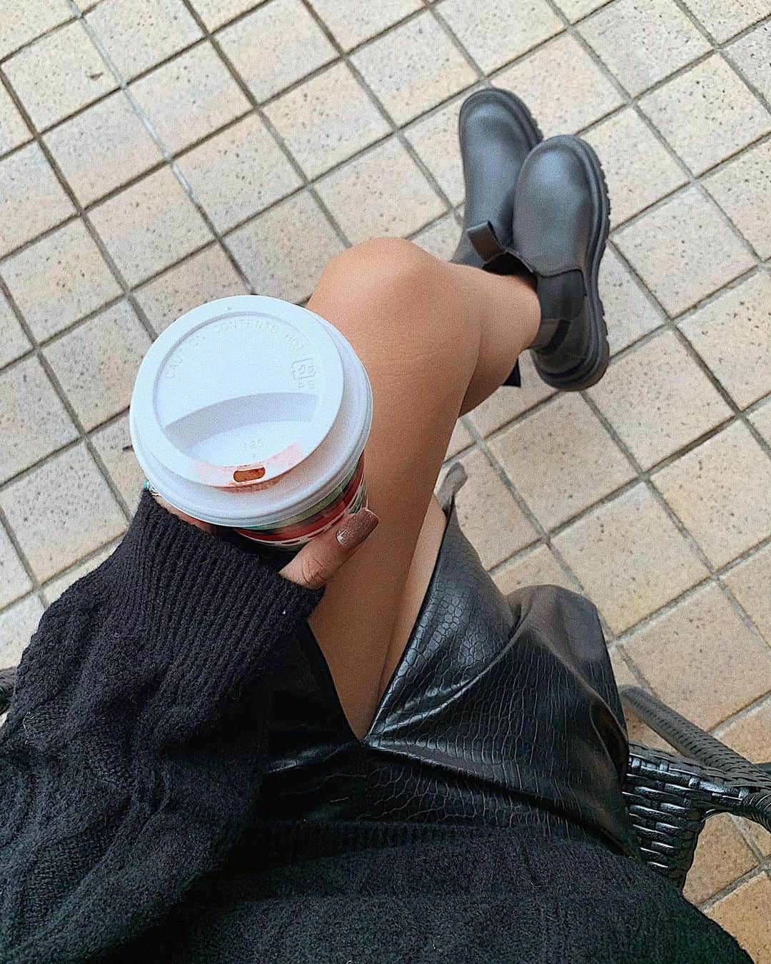 草野春香さんのインスタグラム写真 - (草野春香Instagram)「. 週3はスタバ☕️🍂 ブーツは @lilirena_ のだよ🖤 #shoes #boots」11月15日 17時37分 - _haruka030_