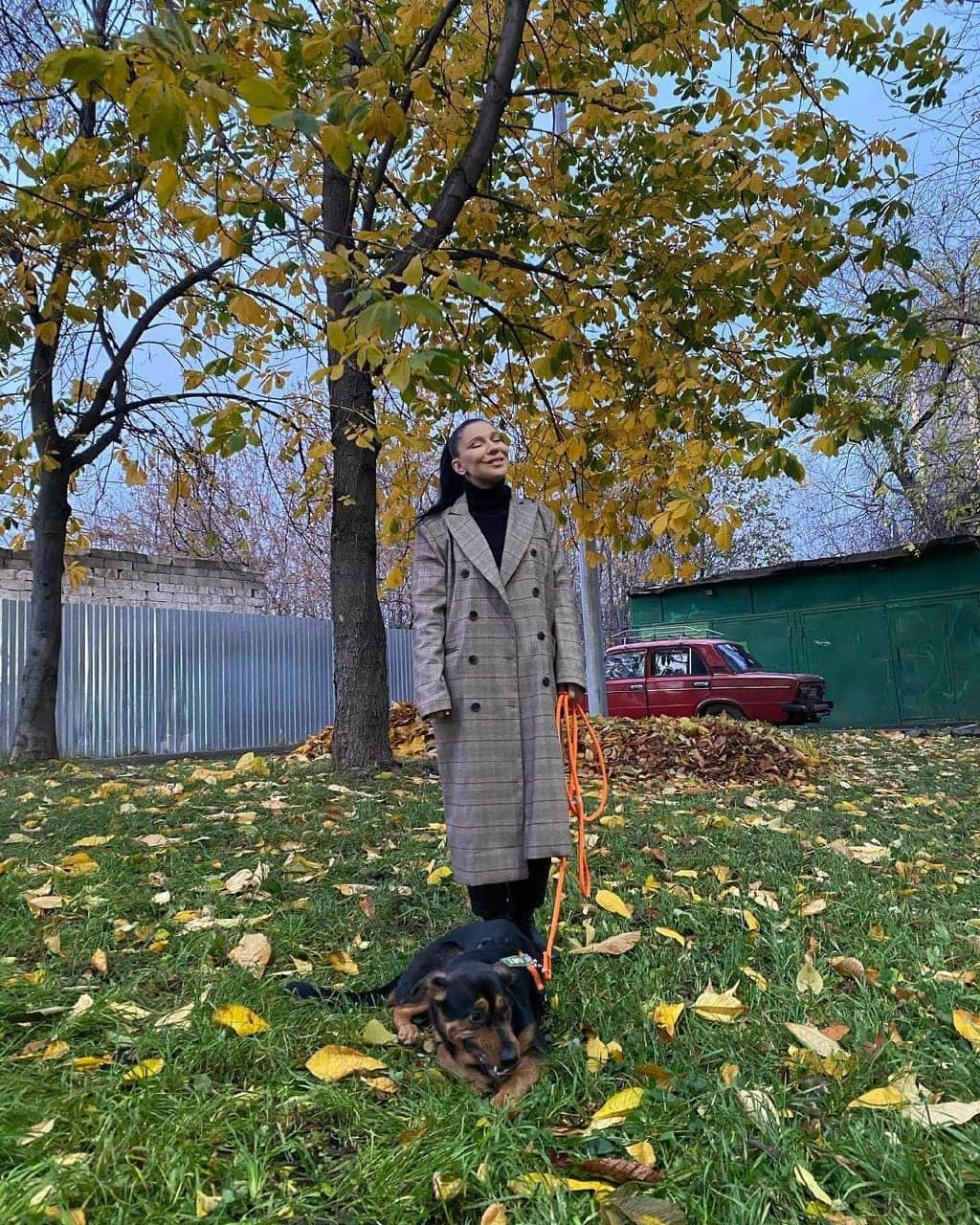 RU.TVさんのインスタグラム写真 - (RU.TVInstagram)「🍂 Не упускайте солнечные деньки завершающейся осени! ⠀ 😎 Тебе нравится осень? Или уже в ожидании зимней сказки? ⠀ #rutv #рутв #елка @elkasinger」11月15日 17時30分 - ru_tv