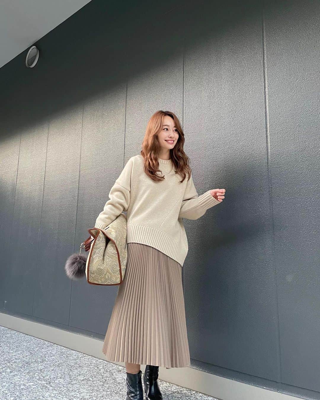 小祝麻里亜のインスタグラム：「土日どちらも良い天気で心地よかったですね😊☀️久しぶりにたくさん歩きました🍁  また今週も頑張りましょう🙏💘  ＿ tops. @cinoh_official  skirt. @hyke_official  bag. @a_vacation_  boots. @todayful_   ． ． ．＿＿＿＿＿＿＿＿ #outfit #coordinate #look #instafashion #셀스타그램 #얼스타그램 #코디 #스타일링 #데일리 #데일리룩 #오오티디 #가을코디 #ベージュコーデ」