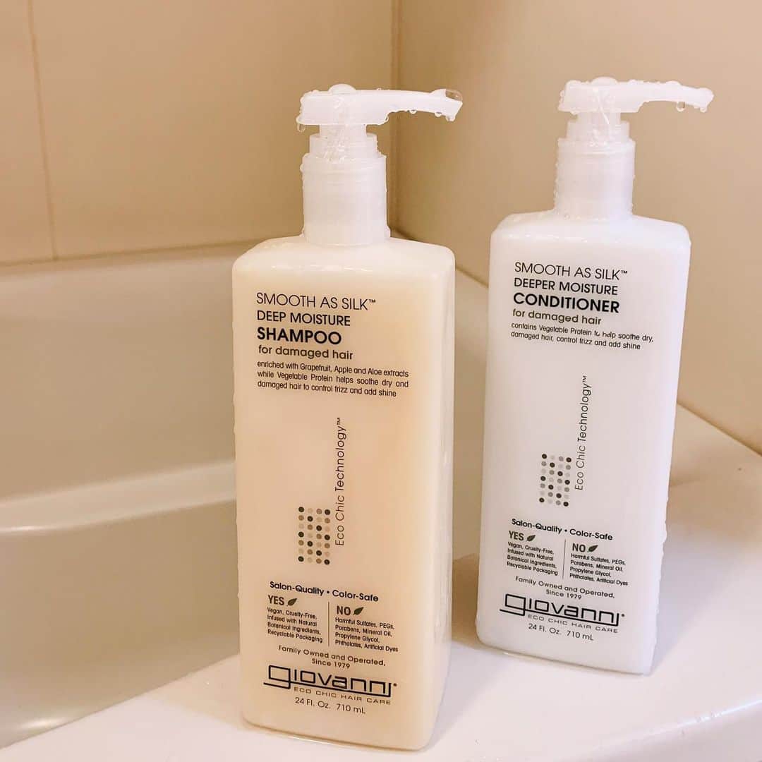 高松チェルシーリナのインスタグラム：「. Cosme kitchenで予約していたジョバンニのシャンプー&コンディショナーを受け取ってきた🥰🥰❤️ 前から紫色のダメージケアのシリーズを使っていたんだけど、今回のビッグボトルの予約の時に、このスムーズアズシルクのシリーズにしか710mlのサイズがないってことで、こちらにしました。笑 これもダメージケアのシリーズみたい✨ ジョバンニは本当に髪がしっとりなめらかに仕上がるので大好き🥰🧴 . #giovanni#ジョバンニ#スムーズアズシルクモイスチャー#ダメージケア#ヘアケア#コスメキッチン#cosmekitchen」