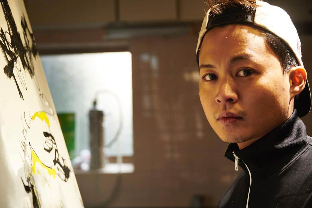 花田優一のインスタグラム：「、 次回のアルバムの ジャケットが描き上がりました  何かが宿ったとき 必ずその作品は 日の目を浴びる  その為には大きな苦しみ、悲しみや、悔しさに立ち向かう必要がある  心が震え立つ、たった一瞬の為に 最期まで戦い続ける必要がある  僕を潰したくても 僕の培った、技術や魂、情熱までも 奪うことはできない。  僕らの魂をぶっ刺そう 負けるな！少年たち！！！！  腐ったくらいが丁度よい！ ブルーチーーーズ！！！！  撮影 大橋仁  @green_peace_records   #greenpeacerecords  #yuichihanada #usagainsttheworld」
