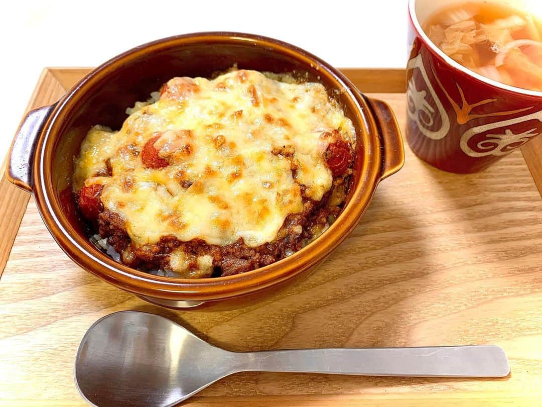 秋山ゆずきのインスタグラム：「. . フードプロセッサー買ったので 鶏胸肉をひき肉にして キーマカレー作ってみました。  なんでもっとはやく フードプロセッサー買わなかったんだろ。 とっても便利！一瞬で挽肉になった！  次はなにをミンチにしよう。  #フードプロセッサー #キーマカレー」