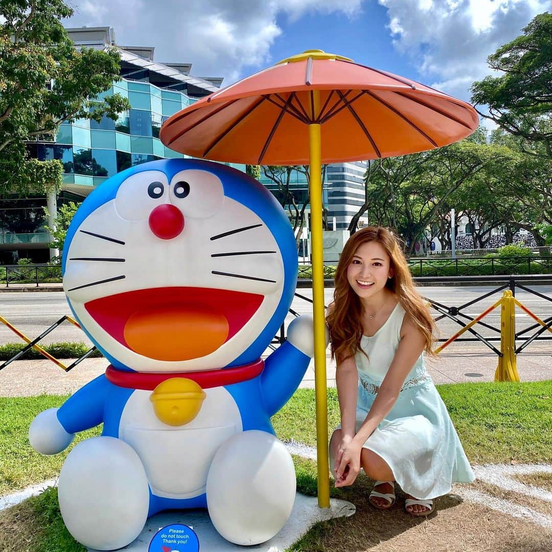 市原彩花さんのインスタグラム写真 - (市原彩花Instagram)「ドラえもんに傘さしてもらった元レースクイーン⛱  今月末のSUPER GT最終戦、LEON優勝してほしいなーっ😎🏎✨  #ドラえもん#doraemon#レースクイーン#racequeen#傘さすお仕事⛱#singapore#シンガポール#singapura#海外旅行#旅行#シンガポール旅行#シンガポール観光#シンガポール暮らし#シンガポール生活#シンガポール在住#シンガポール在住日本人#싱가포르#新加坡」11月15日 17時35分 - ayaka_ichihara