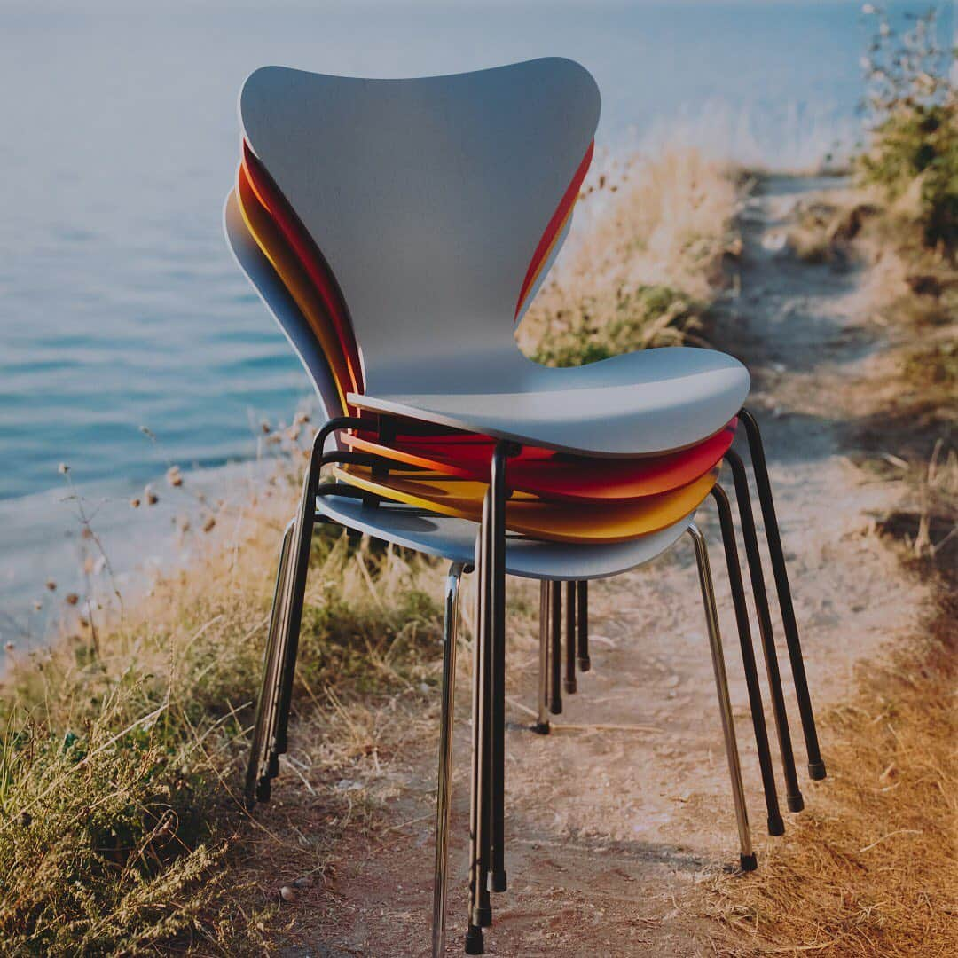 フリッツハンセンさんのインスタグラム写真 - (フリッツハンセンInstagram)「Series 7 chairs by the sea.   Photography by Thomas Hasse Therkildsen. Concept & Art Direction by @kinfolk  Discover more via link in bio  #fritzhansen #series7 #arnejacobsen #danishdesign #danishdesignfurniture #chairs #designchair #danishdesign #danishdesigner #프리츠한센  #フリッツハンセン」11月15日 17時36分 - fritzhansen