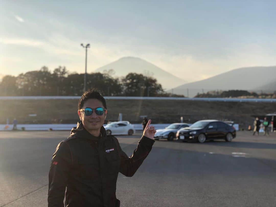 折目遼のインスタグラム：「本日は、山田遼選手と共に、ワンスマ広場トレーニング。  この時期の富士らしく、14時過ぎるとかなり冷え込むけど、今日みたいに天気が良いと富士山も綺麗🗻 という事で、富士山バックに📷 Photo by M.I #mtfuji #fsw #driving #lesson」