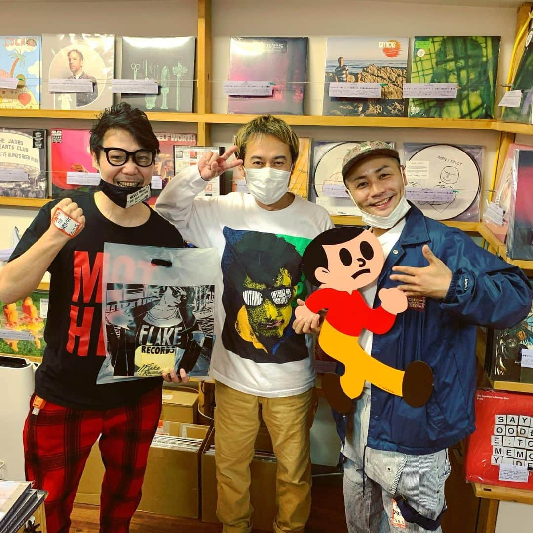 日高央さんのインスタグラム写真 - (日高央Instagram)「キグルイFES前にダ〜ワ〜んとこでお買い物💿✨ EASY LIFE(@easylife )とTHE ACES(@theaces )のCD💿とカムバックのTシャツをゲット👕😊🎶  #Lets #Stay #RecordStore #Forever #and #StayPunkForever #with #FlakeRecords #TheStarbems」11月15日 17時45分 - hidakatoru