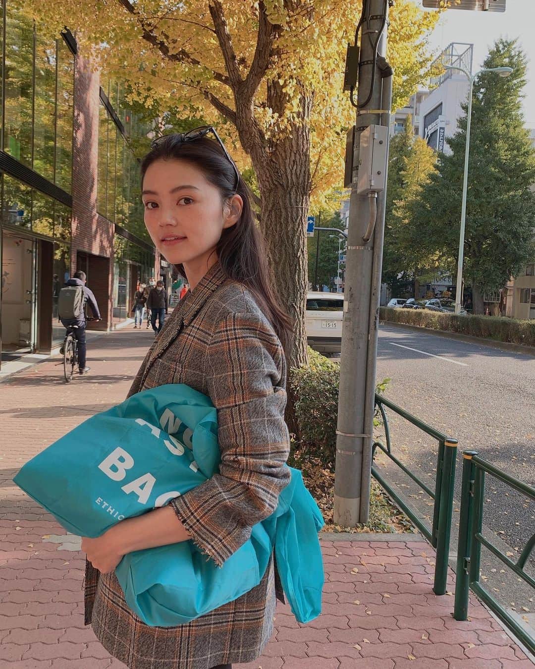 高原愛のインスタグラム：「今日も秋晴れで暖かかったなぁ♬ 持ってるブルーのエコバックは @ethicaltomorrow ✨回収されたペットボトルから再生された生地で作られたエコバック☺️たたむとコンパクトになるので持ち運びもしやすいし色合いがビビットで可愛い🥰💕オシャレで環境にも優しい✨  #fashion#eco#ecology#エコバック#リサイクル#エコ#環境に優しい#秋ファッション#銀杏並木#❤️」
