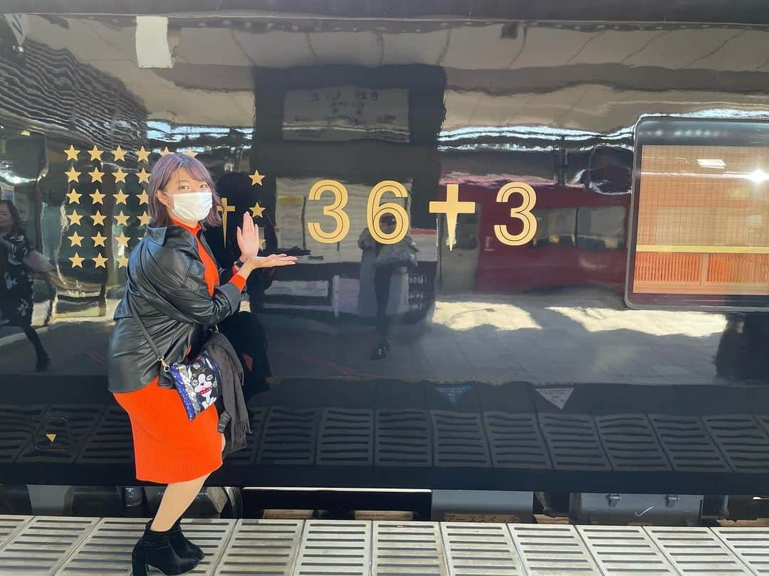 佐々木舞夕のインスタグラム：「__🚆  36+3  初めてのこういう観光列車💕  外も中もきらきら〜😍  #36ぷらす3  #36プラス3 #JR九州 #青の路 #大分博多 #日曜日 #大分駅 #博多駅 #小倉駅 #大分観光 #福岡観光 #電車旅  #列車旅 #DISCOVERKYUSHU」