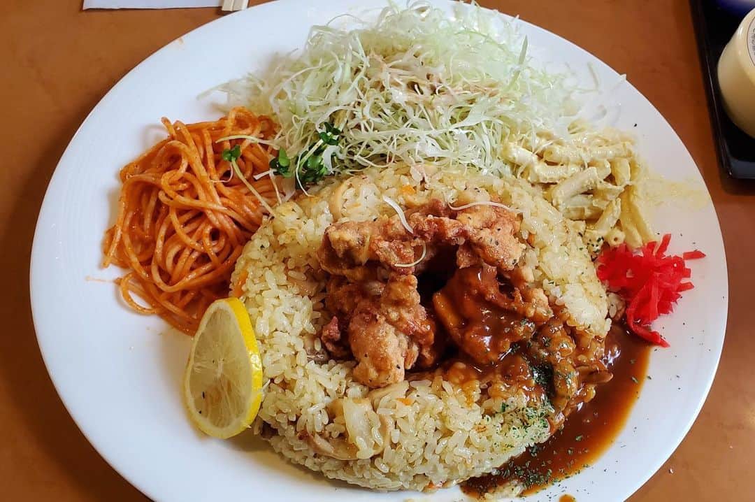 関西LIFE－homelife－のインスタグラム：「【兵庫県・網干】 ボリューム満点！【サンレモ】 . 揖保郡太子町にある老舗カフェレストラン♪ お味はもちろん、なんと言ってもこのボリューム感！ これこそがこのお店のウリと言っても過言では無いでしょう(*‘∀‘) もちろんお味もバッチリ！おいしかったです☆ . . @homelife_local では #homelife_兵庫 では兵庫のいいところを紹介していきます。みなさんの大好きな兵庫を教えてください。 . . #サンレモ #網干 #揖保郡 #太子町 #唐揚げ #ピラフ #デカ盛り #スパゲッティ #ボリューム #ランチ #ディナー #人気店 #グルメ＃網干ランチ #網干ディナー #網干グルメ ＃兵庫ランチ #兵庫ディナー #兵庫グルメ #兵庫旅行 #兵庫観光 #兵庫旅 #そうだ兵庫行こう #観光 #旅行 #兵庫 #japan #japantrip #japantrip2020 #hyogo」