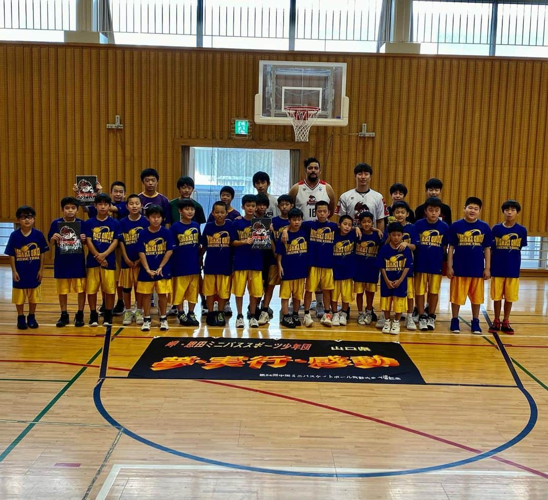 仲摩匠平さんのインスタグラム写真 - (仲摩匠平Instagram)「今日は、山口県宇部市にある恩田小学校でクリニックを行いました！ 2時間のクリニックでしたが、目に見えて子どもたちの成長が感じられました✨ 恩田小学校のみなさん ありがとうございました(^^) ・ ・ #バスケットボール #クリニック #3x3 #スリストム広島 #3x3 #山口県 #宇部市」11月15日 17時41分 - shoheinakama