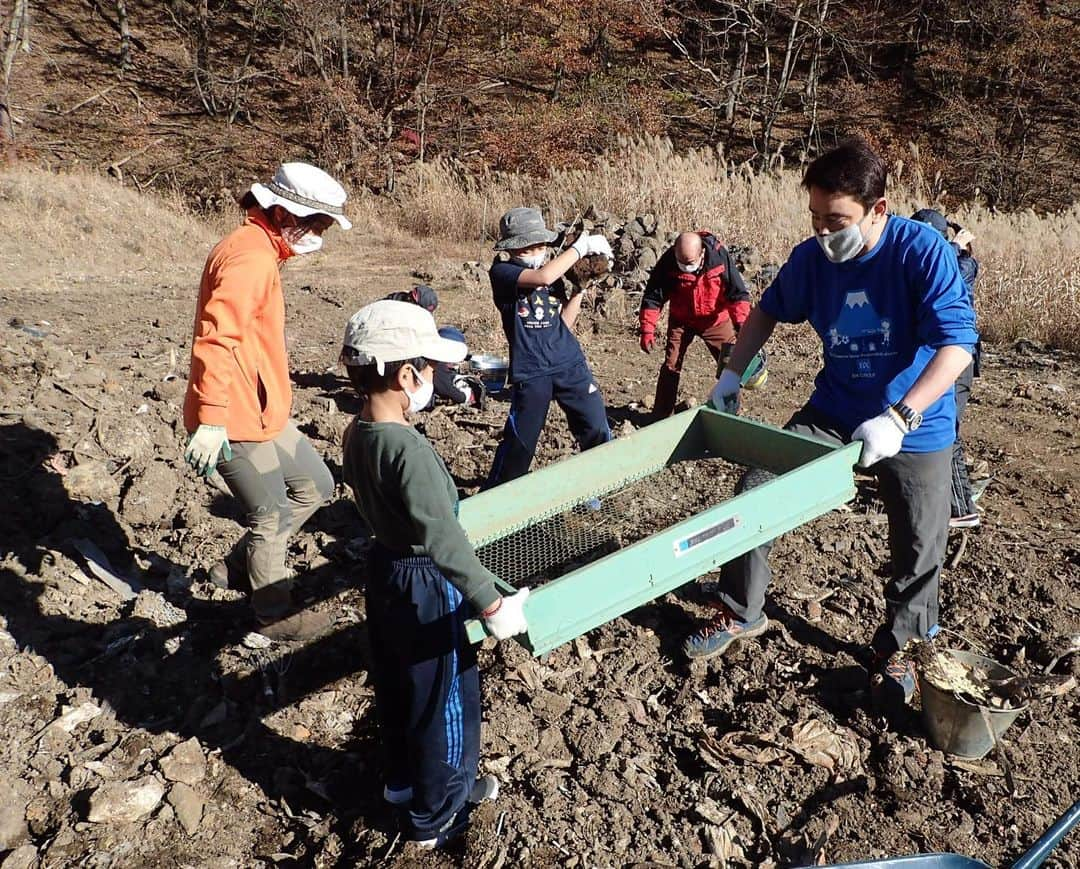 野口健さんのインスタグラム写真 - (野口健Instagram)「昨日は富士山清掃活動！ 今年の７月から富士山クラブの理事長に就任しましたが、富士山クラブにとっても試練の時です。何しろ大々的な清掃キャンペーンができない。人が集まるボランティア活動によって支えられている団体でもあります。活動の大半はストップしましたが、でもね、昨日は少人数による清掃活動が実現できてよかった！！！　例え小規模であろうと活動を継続させる事が大切です。例年なら100〜200人規模でやる清掃現場を昨日は24人。少数精鋭でやりました！！！  遠くは兵庫県から駆けつけて下さった夫婦も。頭が下がる思いです。参加してくださった全ての皆さんに改めて感謝致します。有難うございました！！！ #野口健#富士山クラブ#富士山清掃活動」11月15日 17時43分 - noguchiken8848