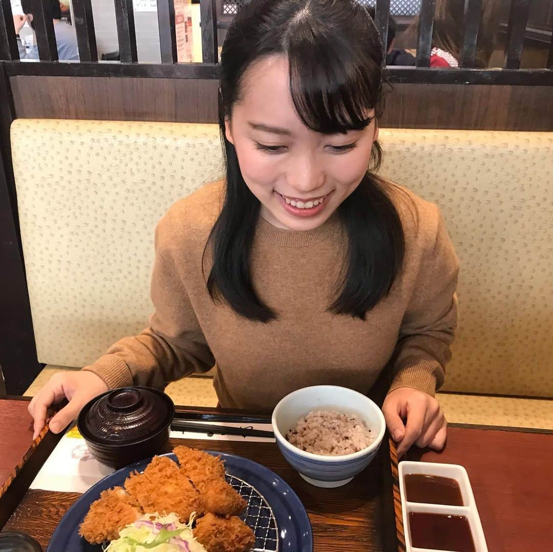 有坂菜恵子さんのインスタグラム写真 - (有坂菜恵子Instagram)「こんばんはっ！ とんかつ色の服を着ていたら、とんかつが食べたくなった有坂です🤗  今日は競馬G I エリザベス女王杯✨ ラッキーライラックが連覇しましたねぇ〜🎉 すごいなぁ‼︎ やっぱり強い女の子は本当に尊敬しちゃいますよね〜😆 ジャパンカップのニュースで持ちきりですが、ラッキーライラックも本当にスゴイ👏👏  来週はファイナルイベントですので、残念ながら競馬は見られませんが（笑） 今日走った強い女の子たちのように、私も強く、気高く、頑張ります😊‼︎‼︎  残り1週間ですが、応援よろしくお願いします✨  #ミスコン #ミスコンファイナリスト #ミスキャン #ファイナリスト #同女 #同志社女子大学 #ミス同女 #ミス同志社女子 #女子大生 #京田辺 #キャンパスライフ #とんかつ #エリザベス女王杯  #女子大生コーデ #女子大生の日常 #大学生」11月15日 17時45分 - missdwc20_5