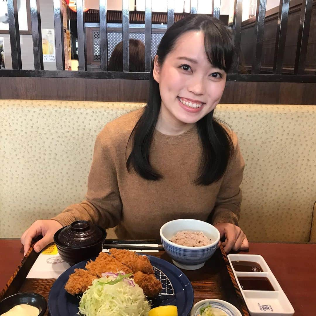 有坂菜恵子さんのインスタグラム写真 - (有坂菜恵子Instagram)「こんばんはっ！ とんかつ色の服を着ていたら、とんかつが食べたくなった有坂です🤗  今日は競馬G I エリザベス女王杯✨ ラッキーライラックが連覇しましたねぇ〜🎉 すごいなぁ‼︎ やっぱり強い女の子は本当に尊敬しちゃいますよね〜😆 ジャパンカップのニュースで持ちきりですが、ラッキーライラックも本当にスゴイ👏👏  来週はファイナルイベントですので、残念ながら競馬は見られませんが（笑） 今日走った強い女の子たちのように、私も強く、気高く、頑張ります😊‼︎‼︎  残り1週間ですが、応援よろしくお願いします✨  #ミスコン #ミスコンファイナリスト #ミスキャン #ファイナリスト #同女 #同志社女子大学 #ミス同女 #ミス同志社女子 #女子大生 #京田辺 #キャンパスライフ #とんかつ #エリザベス女王杯  #女子大生コーデ #女子大生の日常 #大学生」11月15日 17時45分 - missdwc20_5