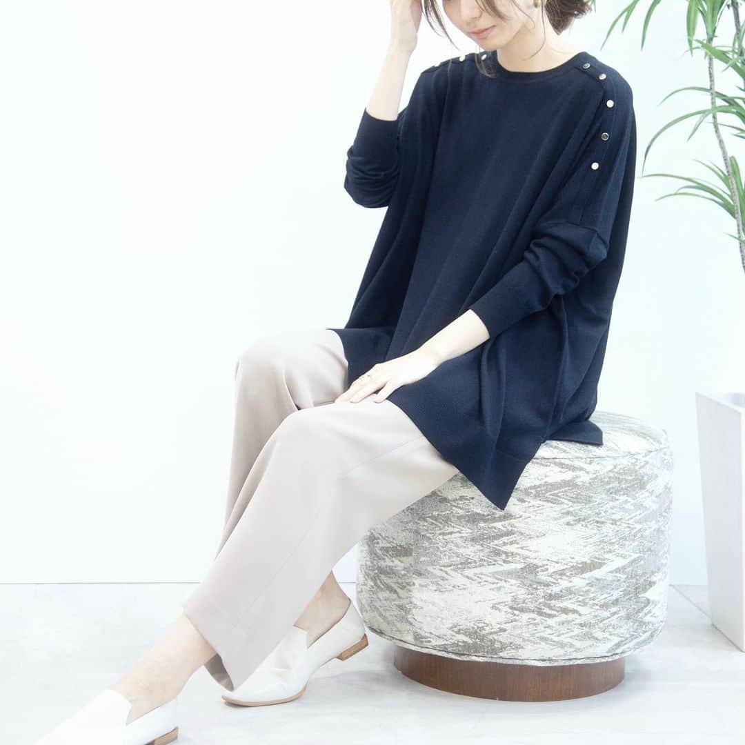 INDIVIのインスタグラム：「- pick up items -﻿ ﻿  リラクシームード漂うニットとパンツのセットアイテム。 オーバーサイズのニットアイテムは肩の飾りボタンでおしゃれ感をプラス。 パンツはストレートシルエットなのでゆったりとした着心地ながら、見た目はすっきりと見せてくれます！ ふくらみ感のあるお素材でシワになりにくいのも嬉しいポイントです。  ✴︎set up.¥26,400(税込)﻿ ✴︎no.127-59402 ﻿  #INDIVI﻿ #インディヴィ」