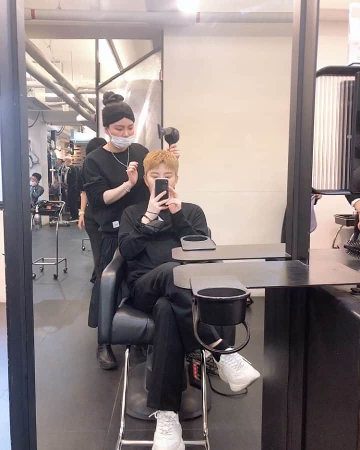 ユソンのインスタグラム：「룰루 랄라 👍🏻 #촬영 #준비 #프로필 #화보 #데일리 #셀스타그램 #셀피 #청담동 #청담순수본점」